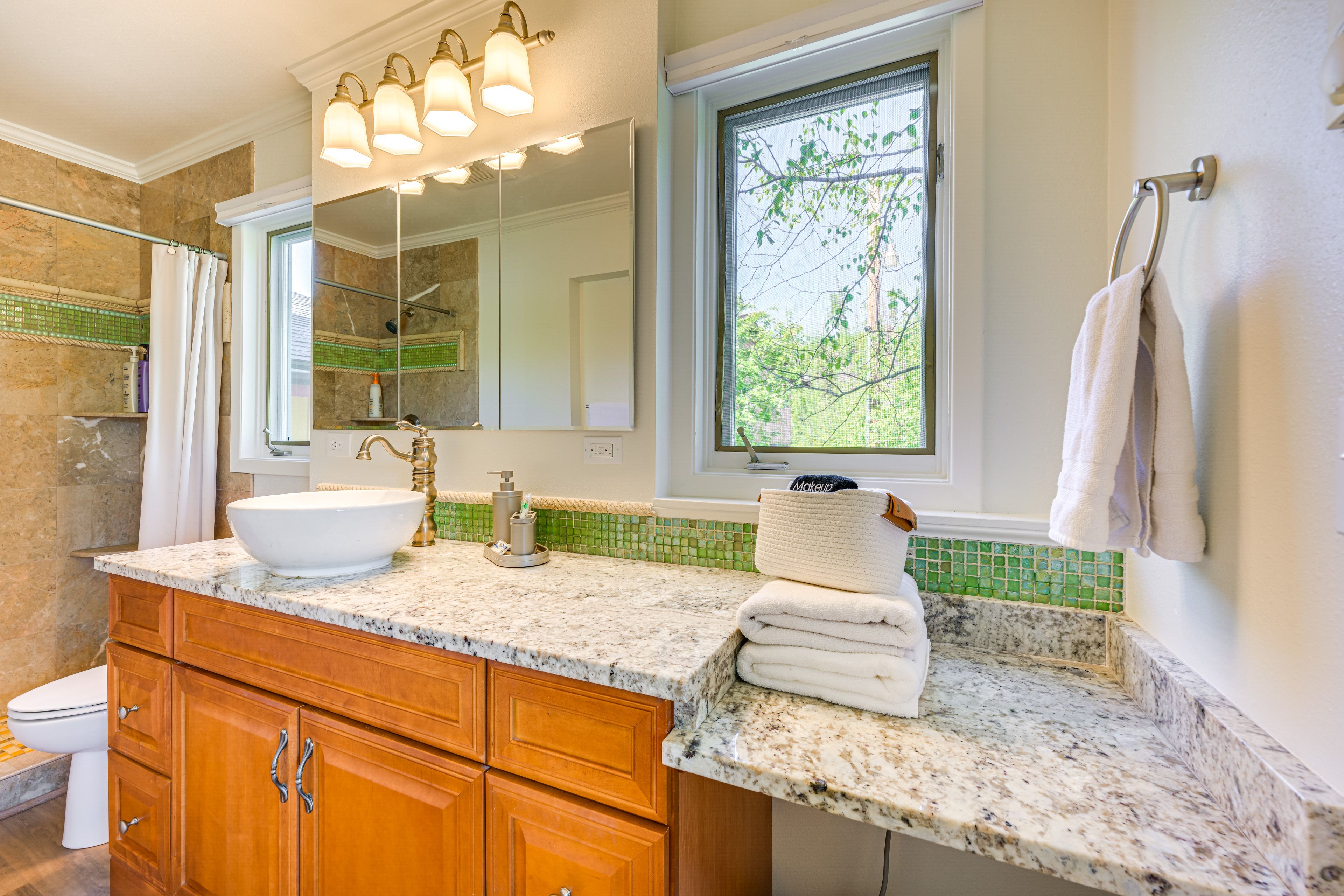 Full Bathroom | 1st Floor | Towels Provided