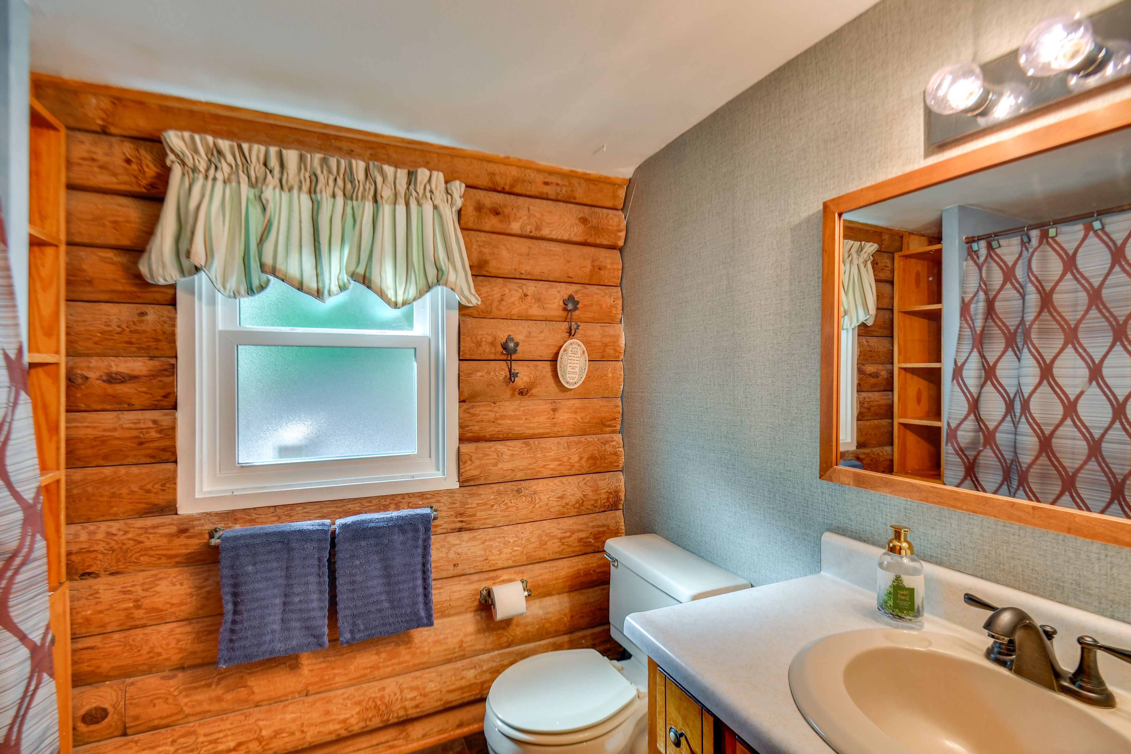 Full Bathroom | Towels Provided | 1st Floor