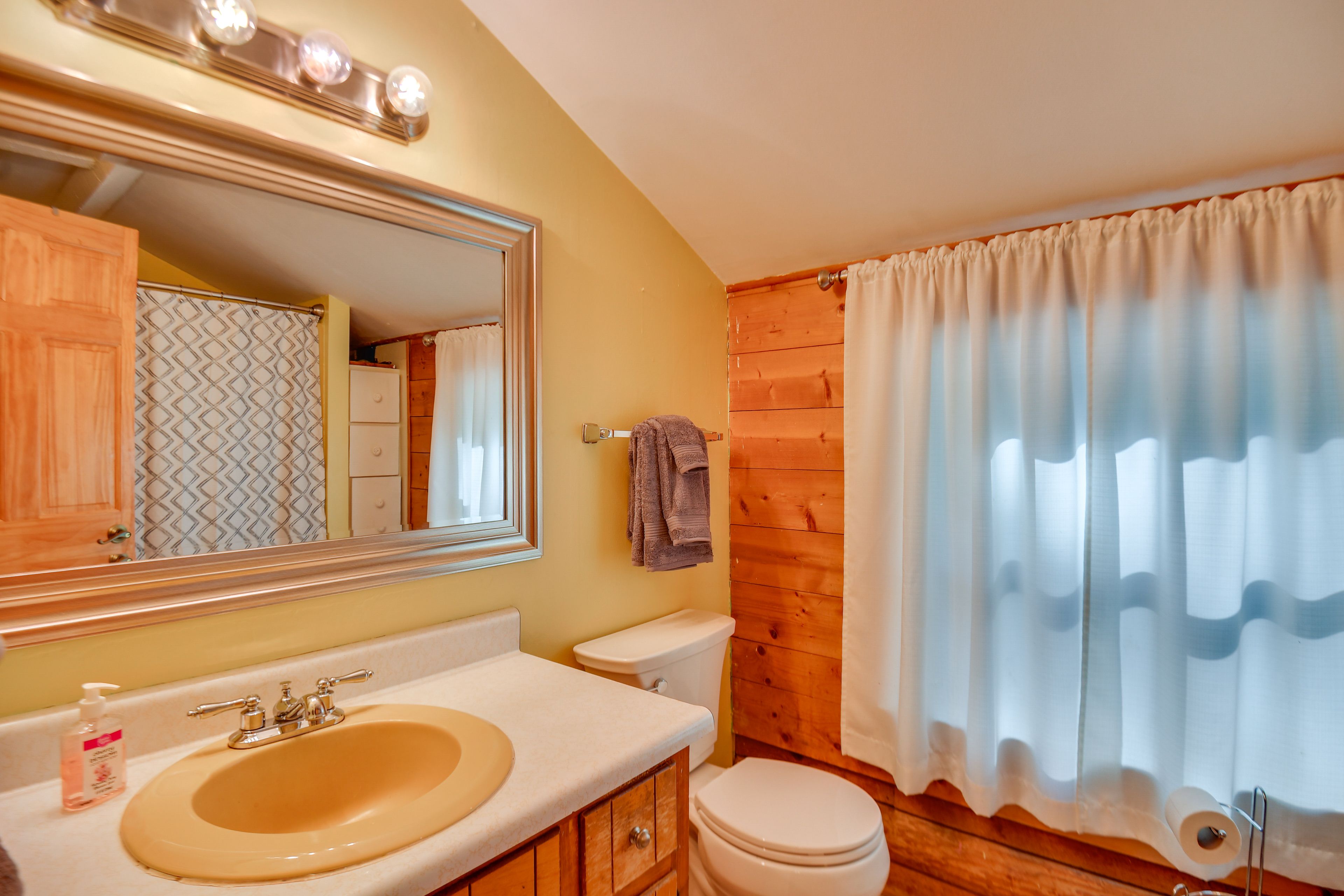 Full Bathroom | 2nd Floor