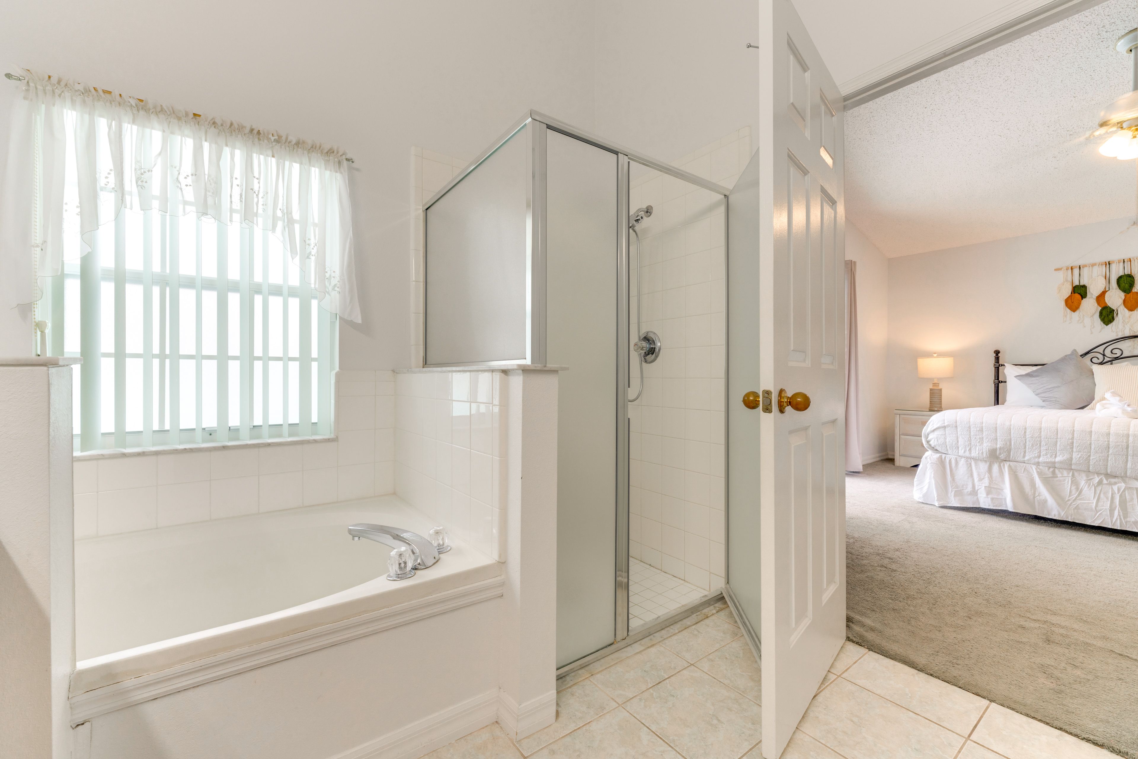 Full Bathroom | Towels Provided