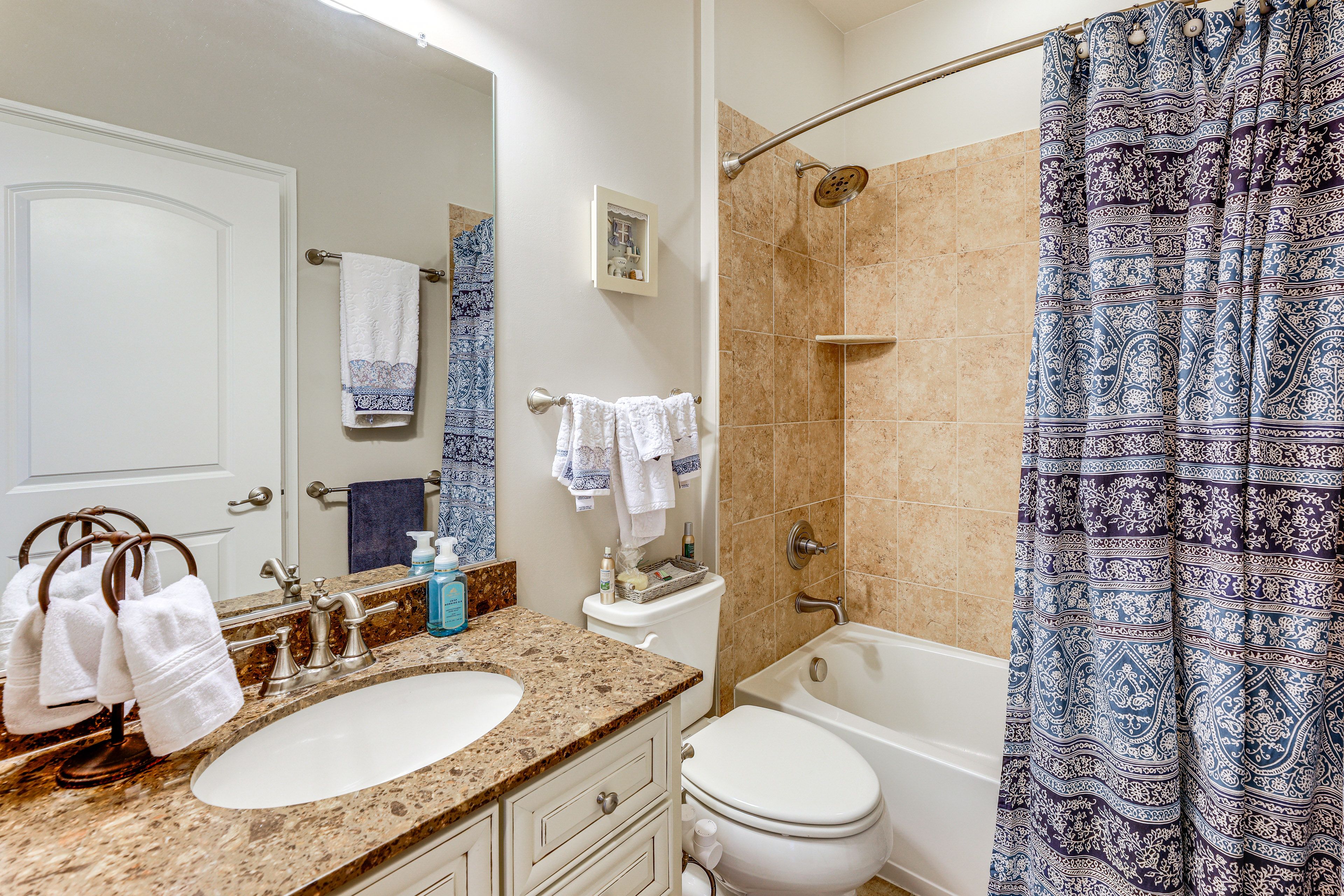 Full Bathroom | 1st Floor | Towels Provided