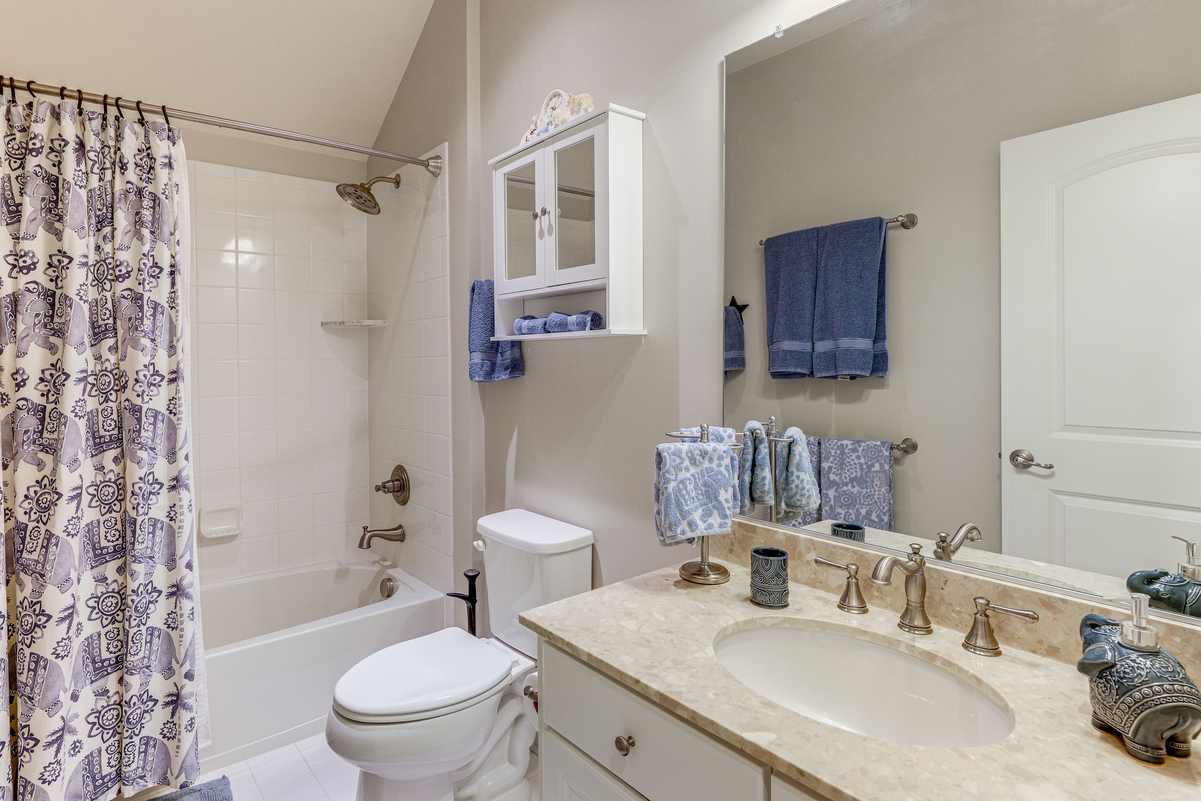 Full Bathroom | 2nd Floor