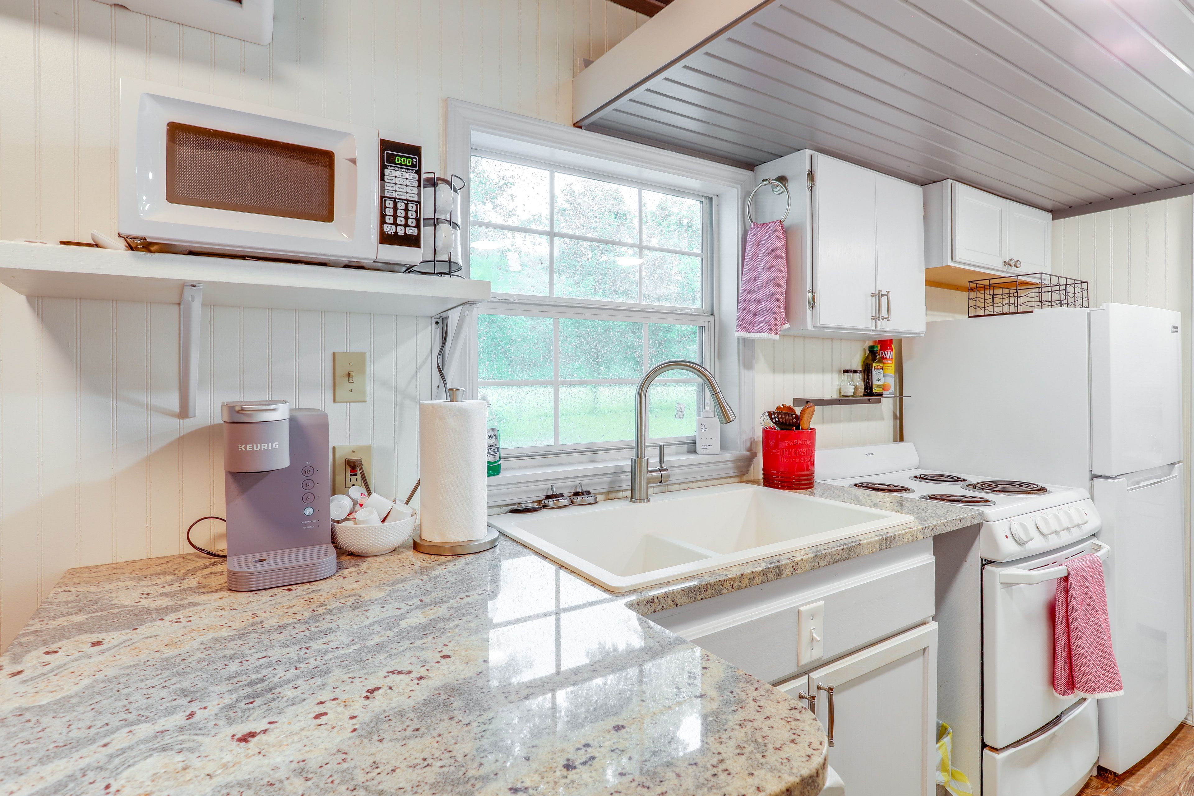 Kitchen | Microwave | Main Level