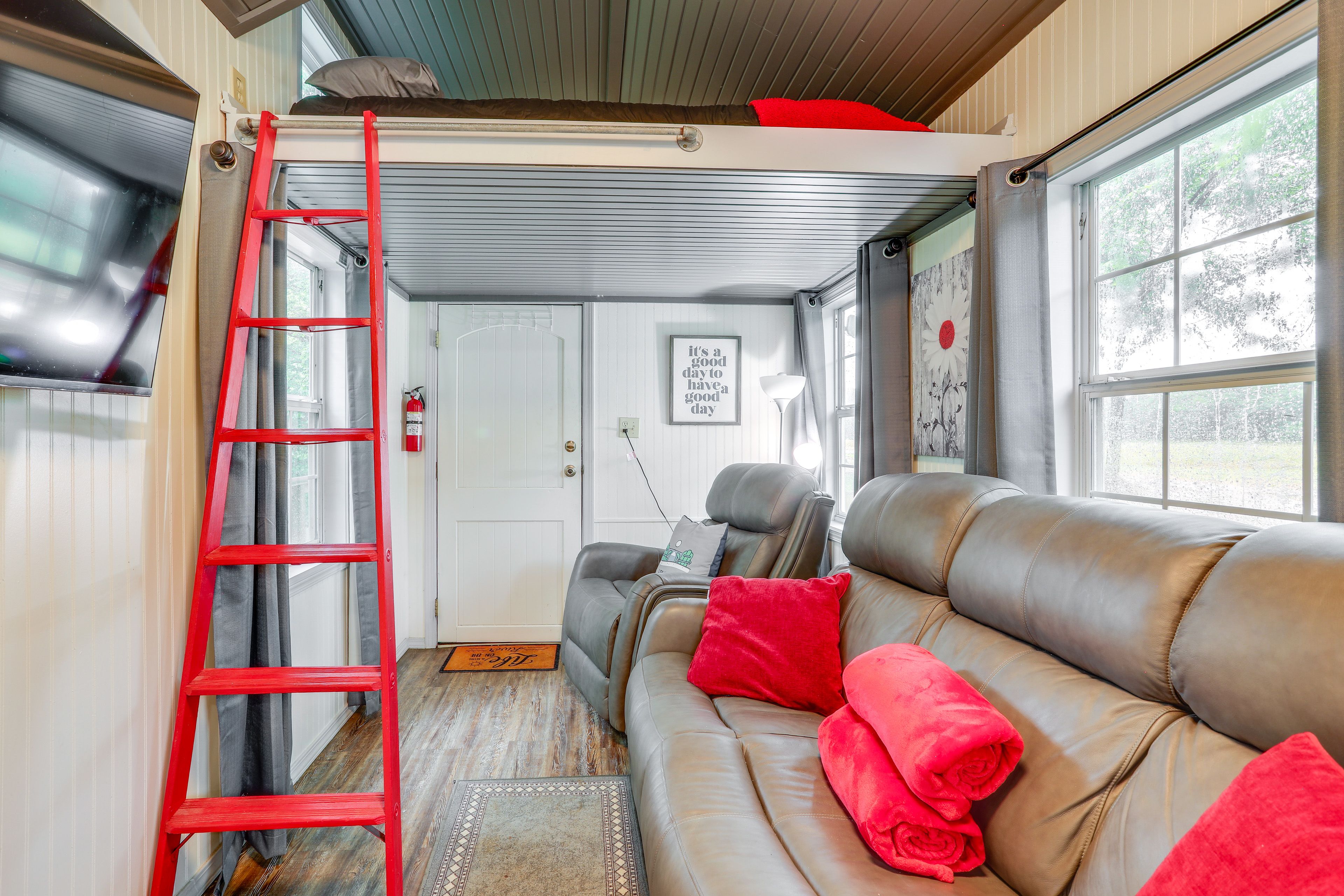 Living Room | Smart TV | Free WiFi | Central Air Conditioning/Heat | Main Level