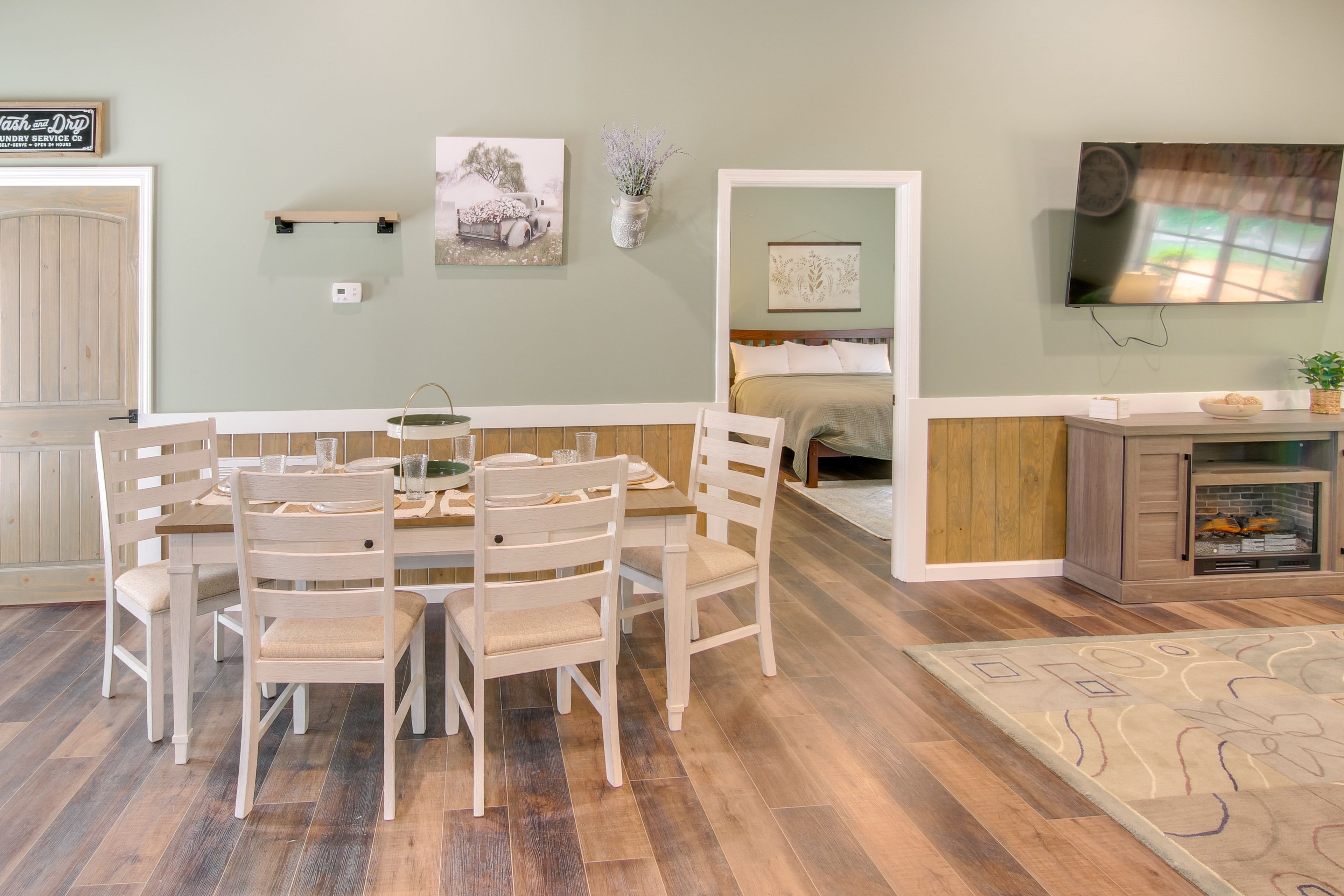 Dining Area | Dishware/Flatware Provided