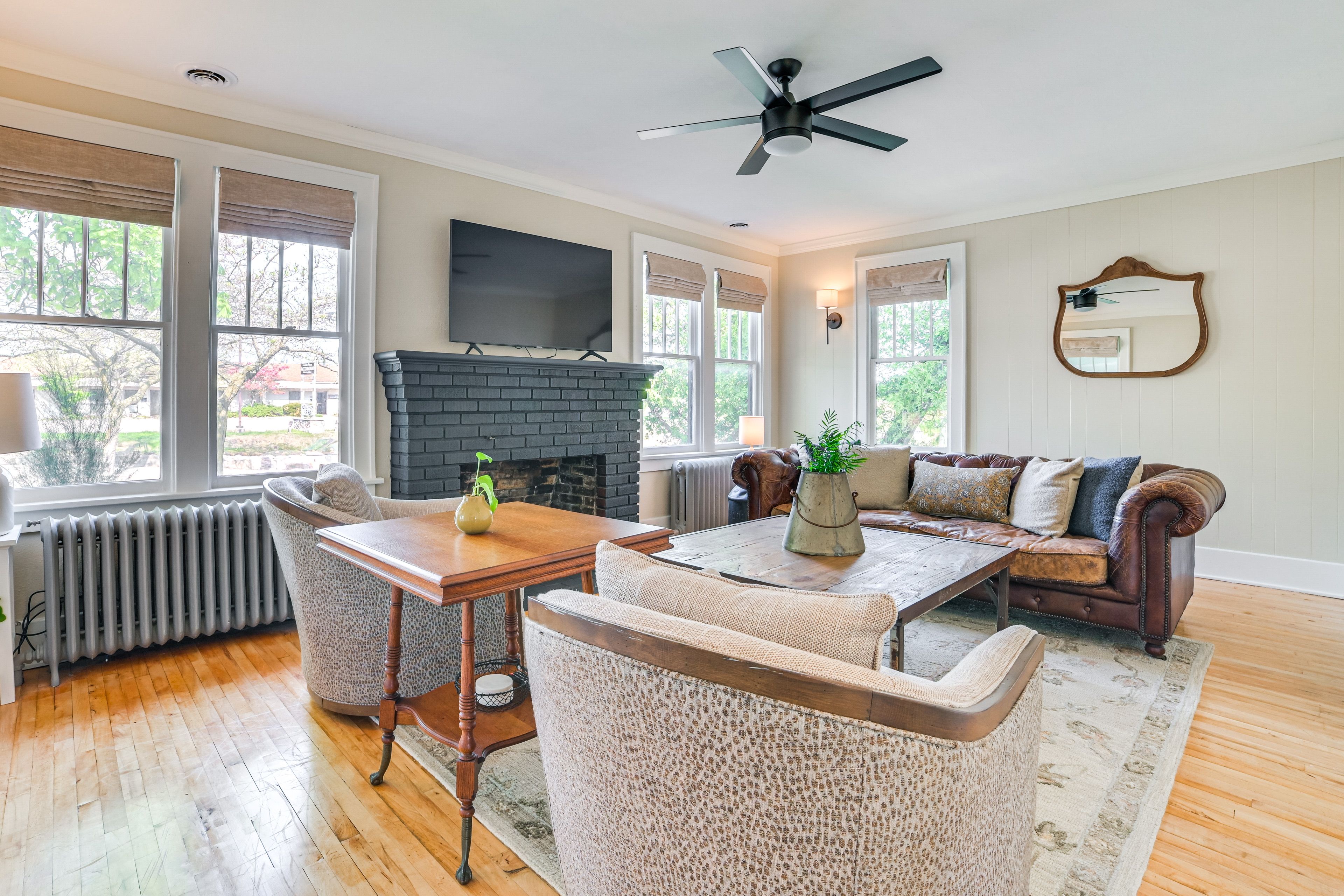 Living Room | 1st Floor | Smart TV | Books/Board Games