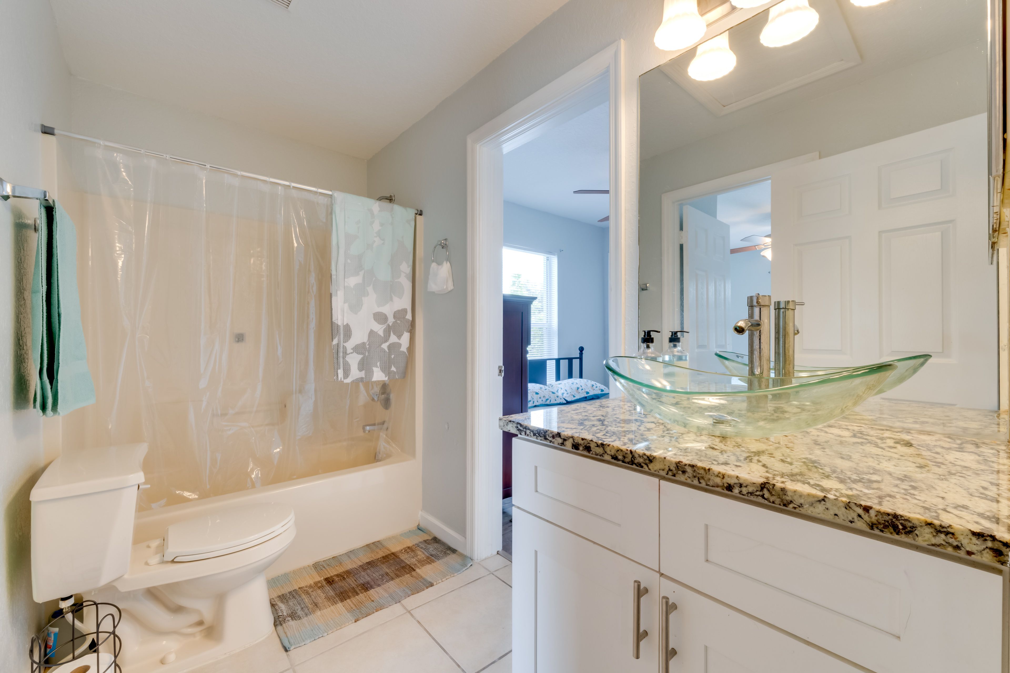 Full Bathroom | Towels Provided