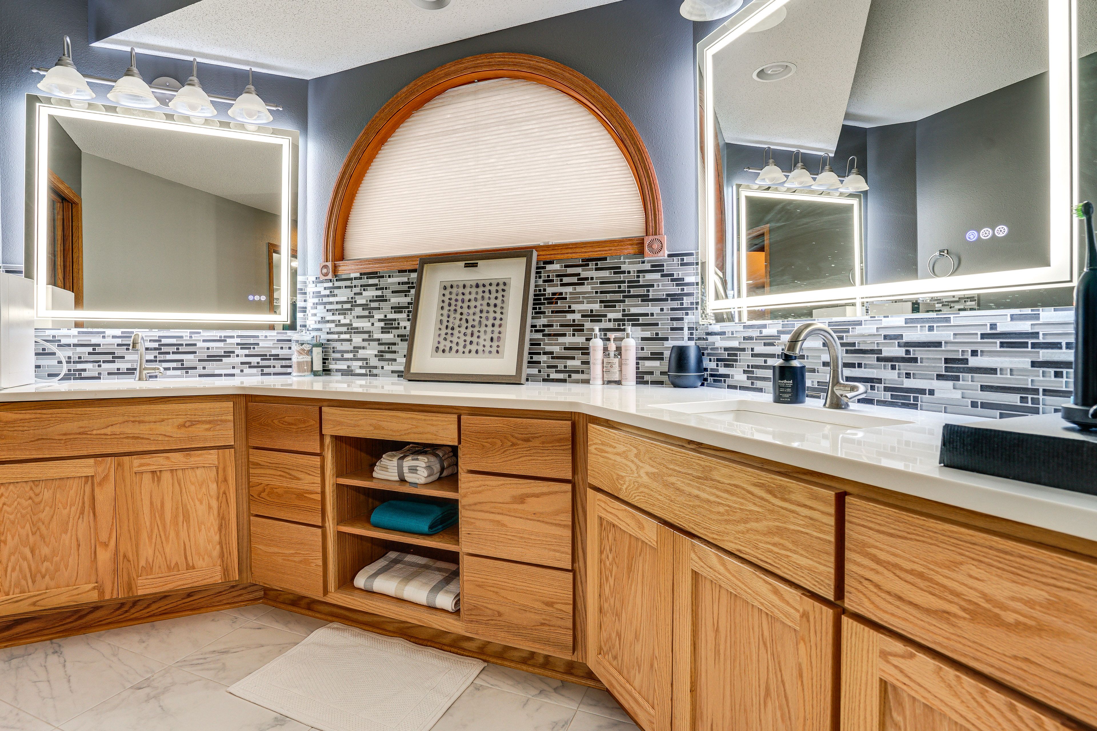 Full Bathroom | Soaking Tub | 2nd Floor