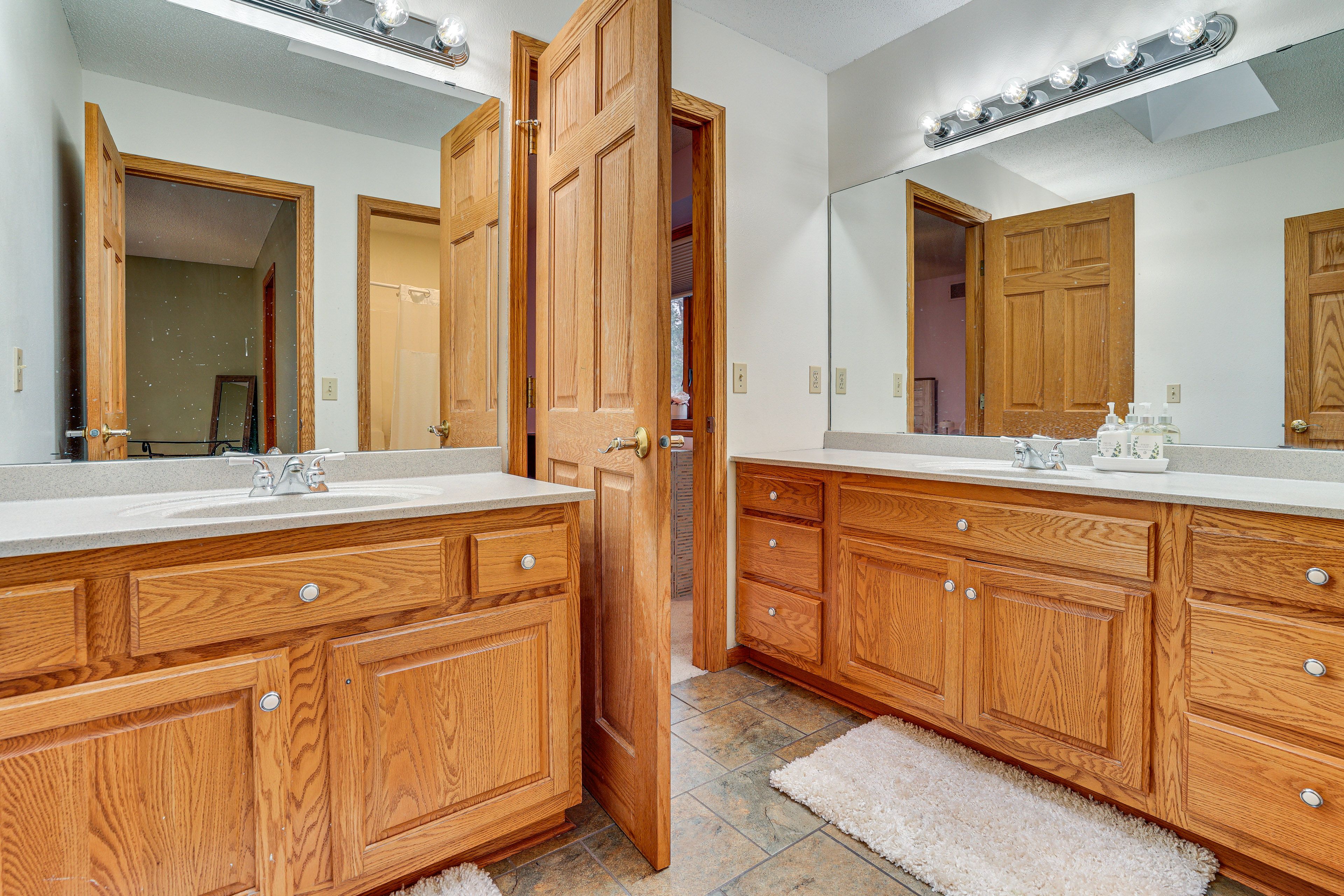 Full Bathroom | Towels Provided | 2nd Floor