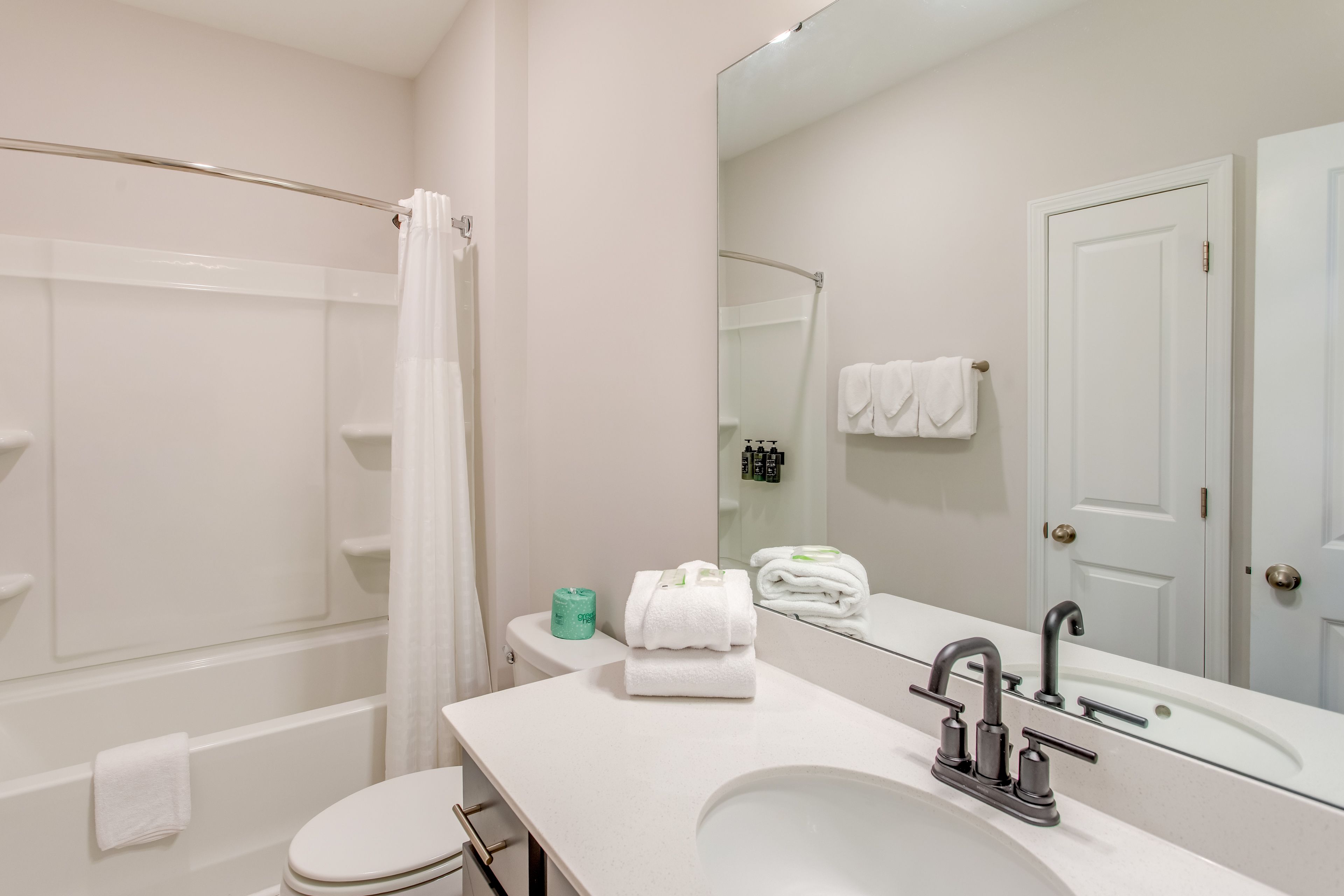 Full Bathroom | Towels & Linens Provided | 1st Floor