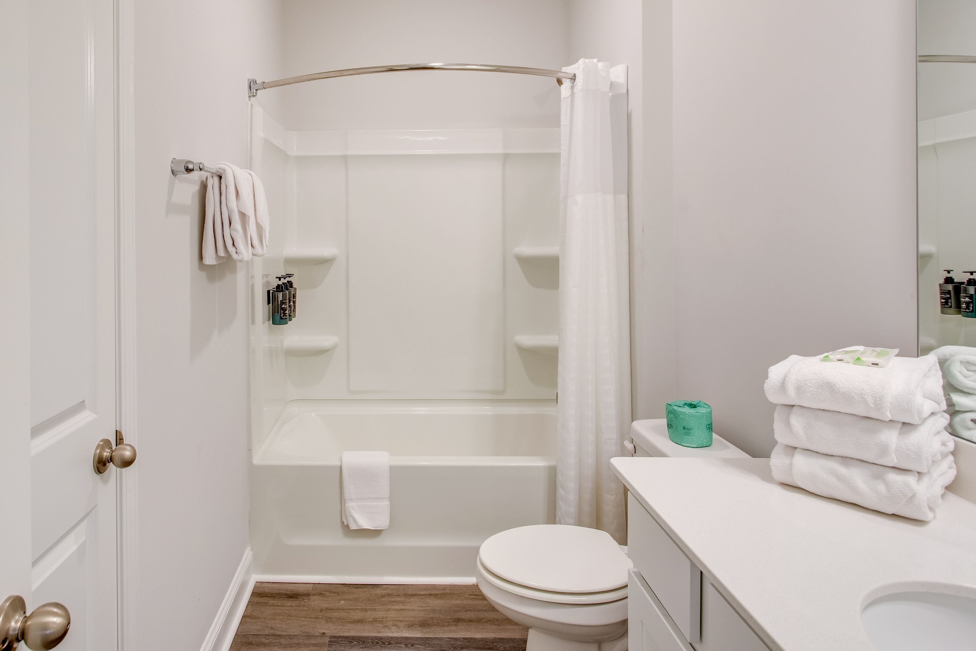 Full Bathroom | Towels & Linens Provided