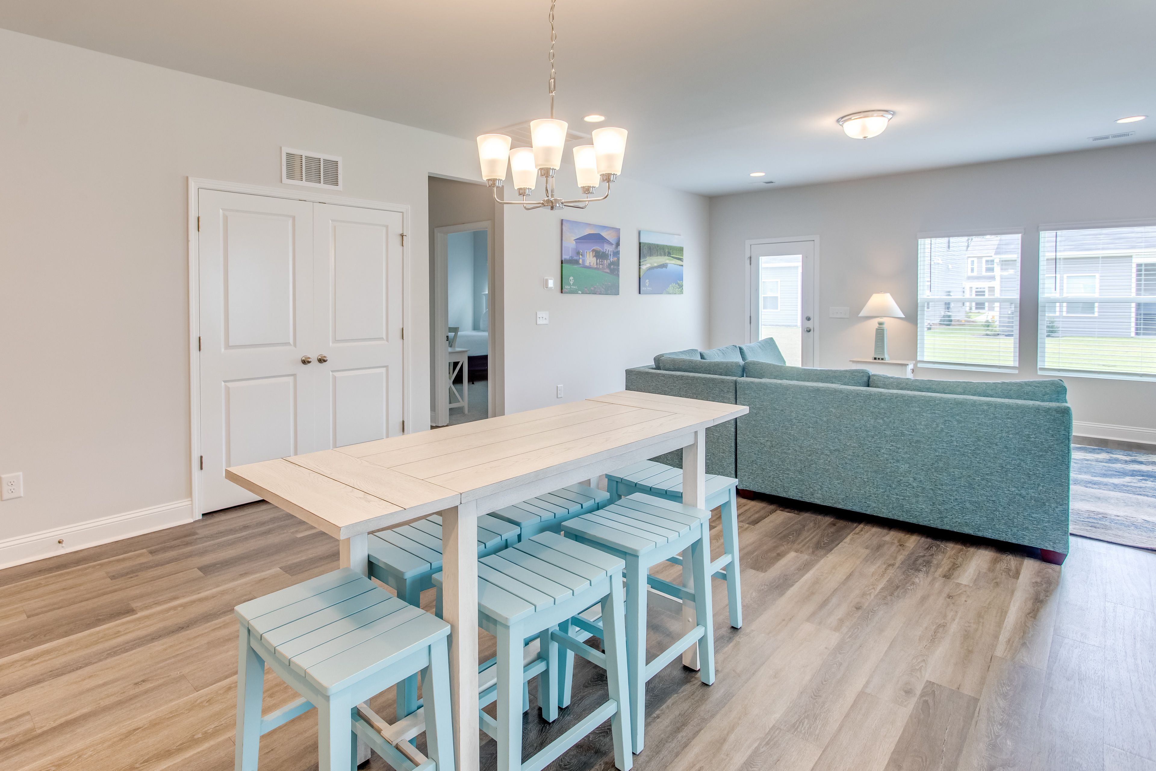 Dining Area | Dishware & Flatware Provided