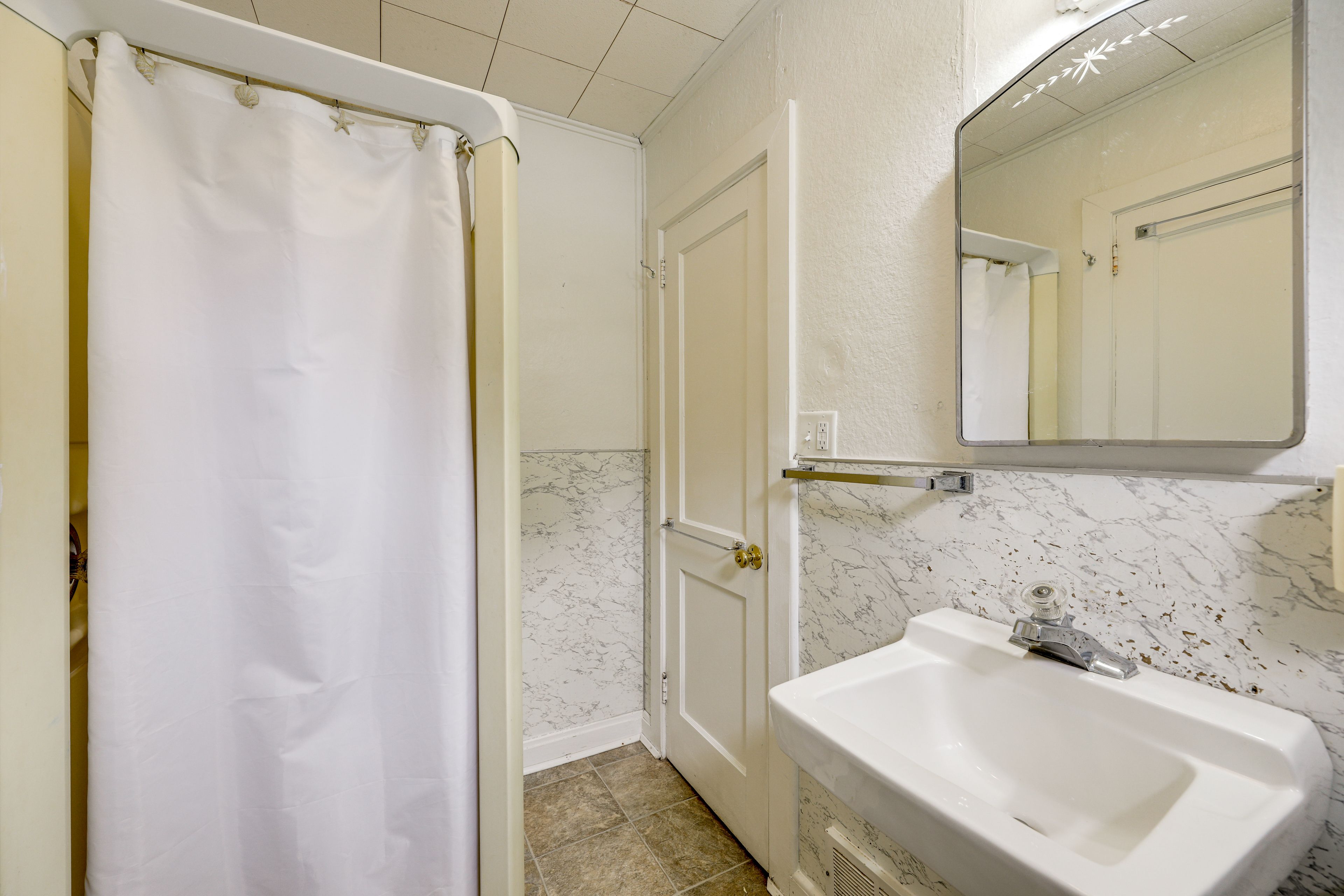 Full Bathroom | 2nd Floor