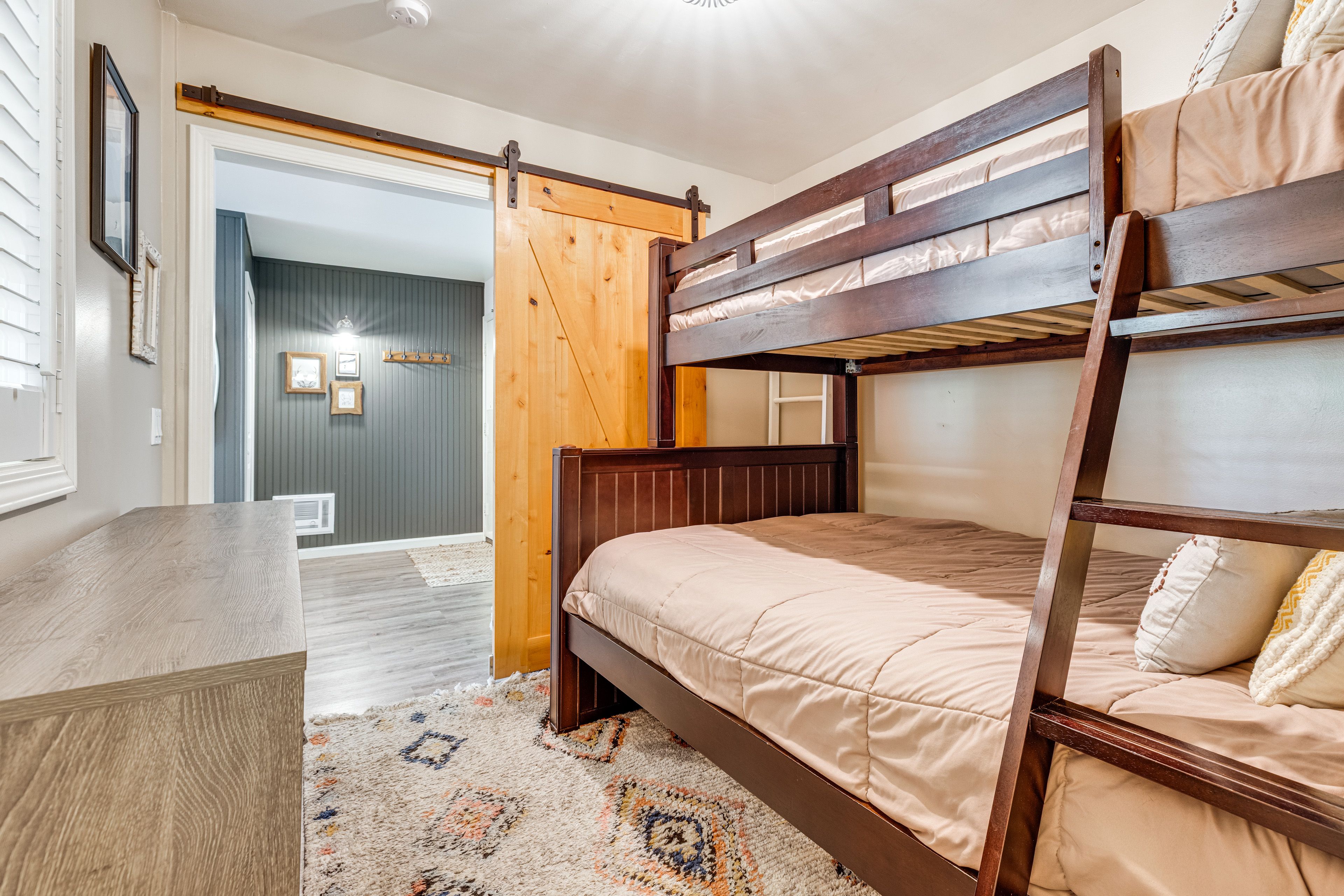 Bedroom 2 | Twin/Full Bunk Bed
