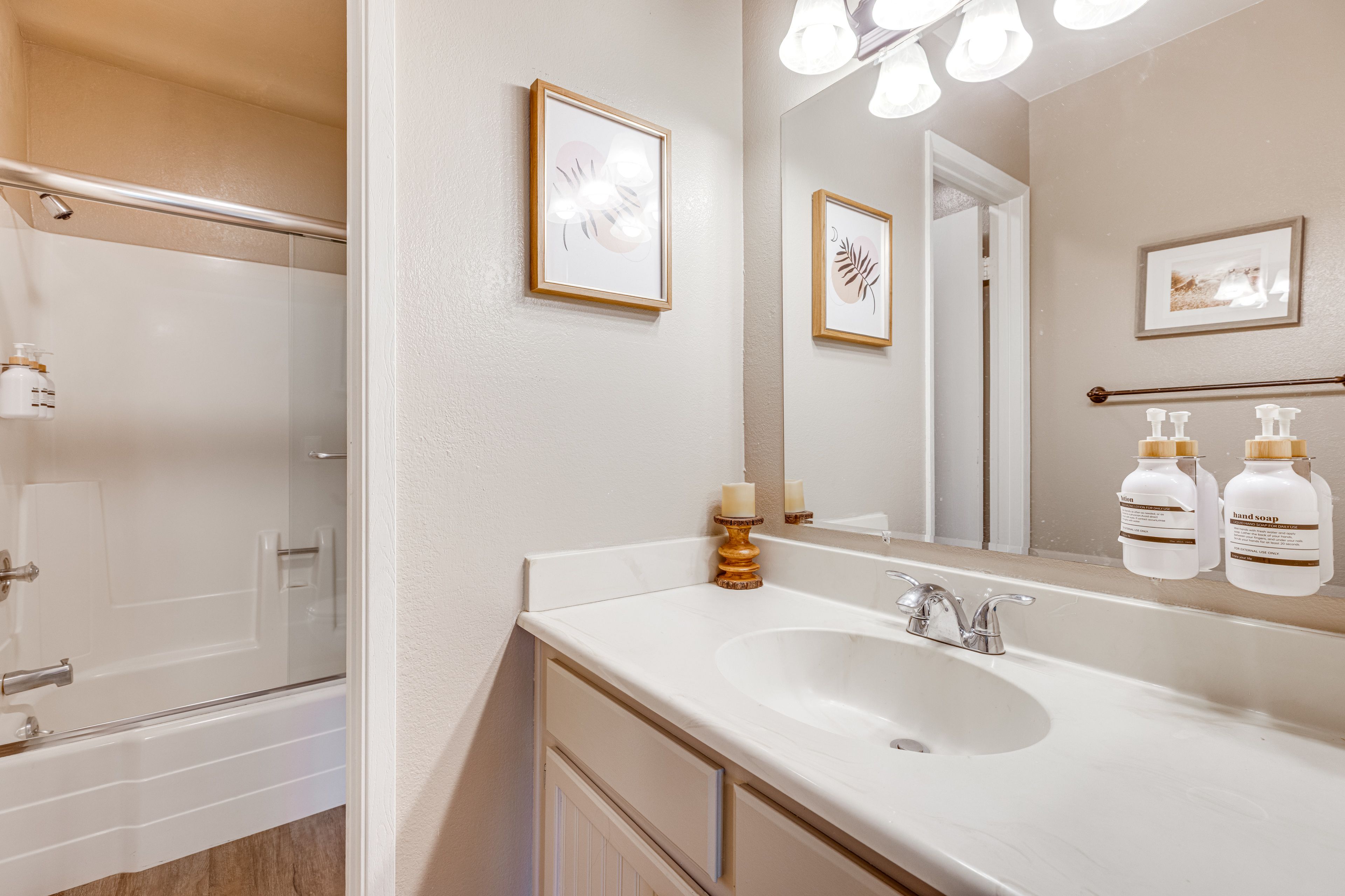 Full Bathroom | Towels Provided