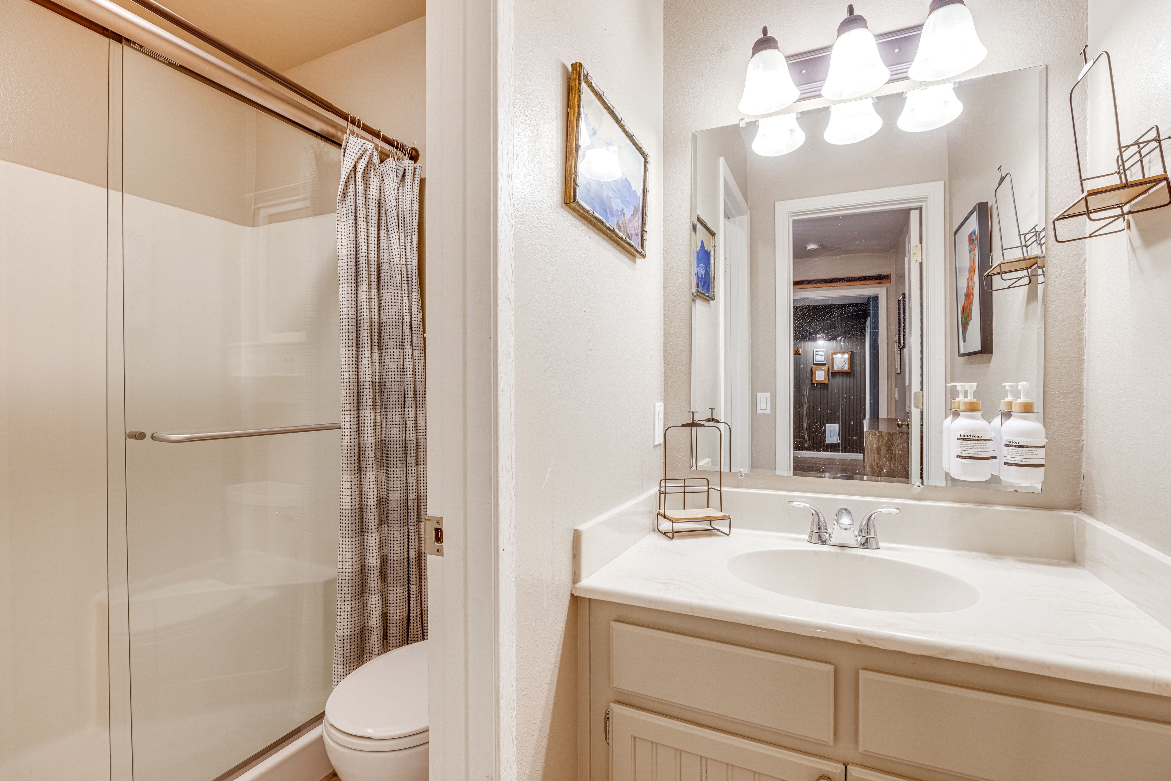 Full Bathroom | Complimentary Toiletries