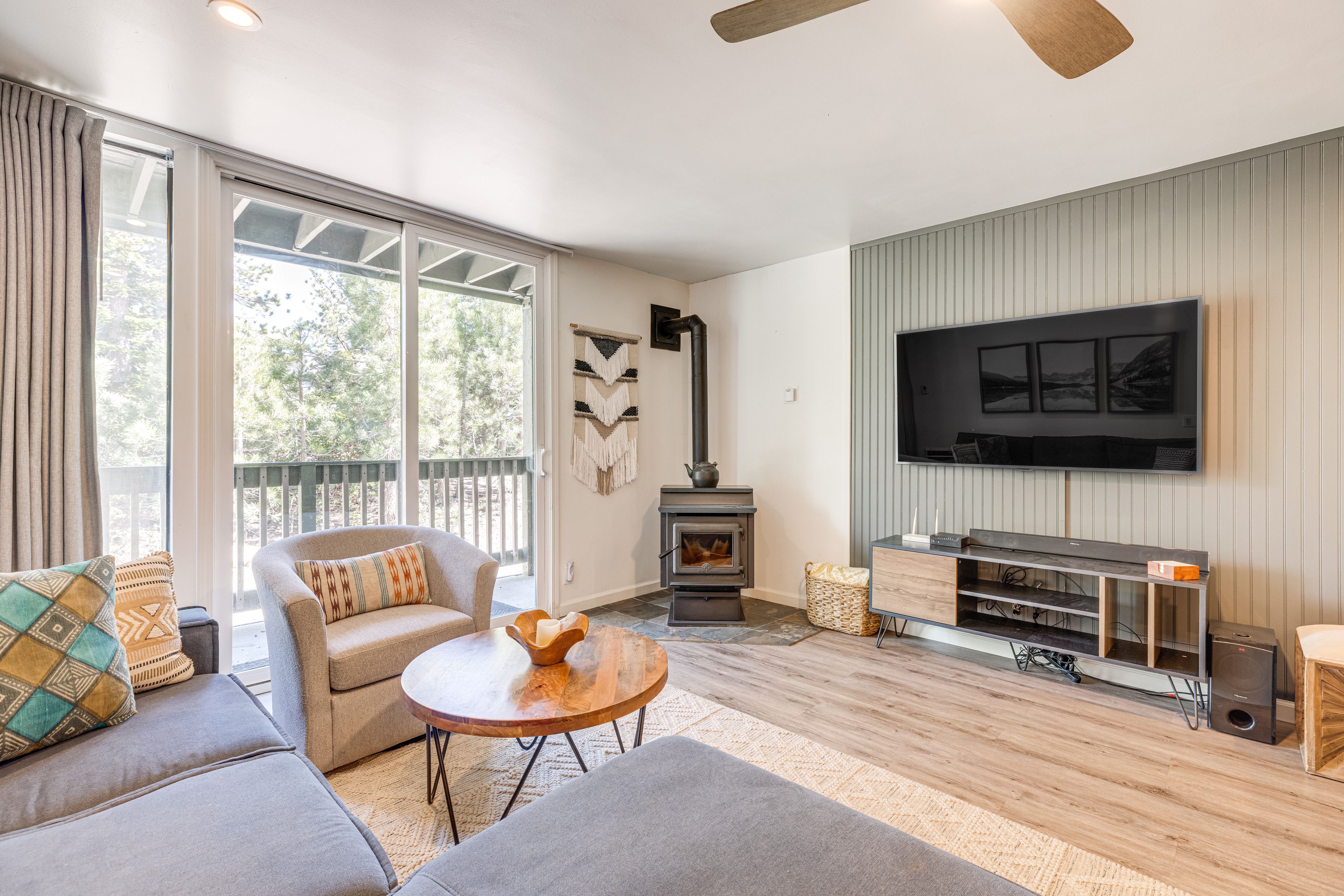 Mammoth Lakes Vacation Rental | 2BR | 2BA | 800 Sq Ft | 4 Steps Required