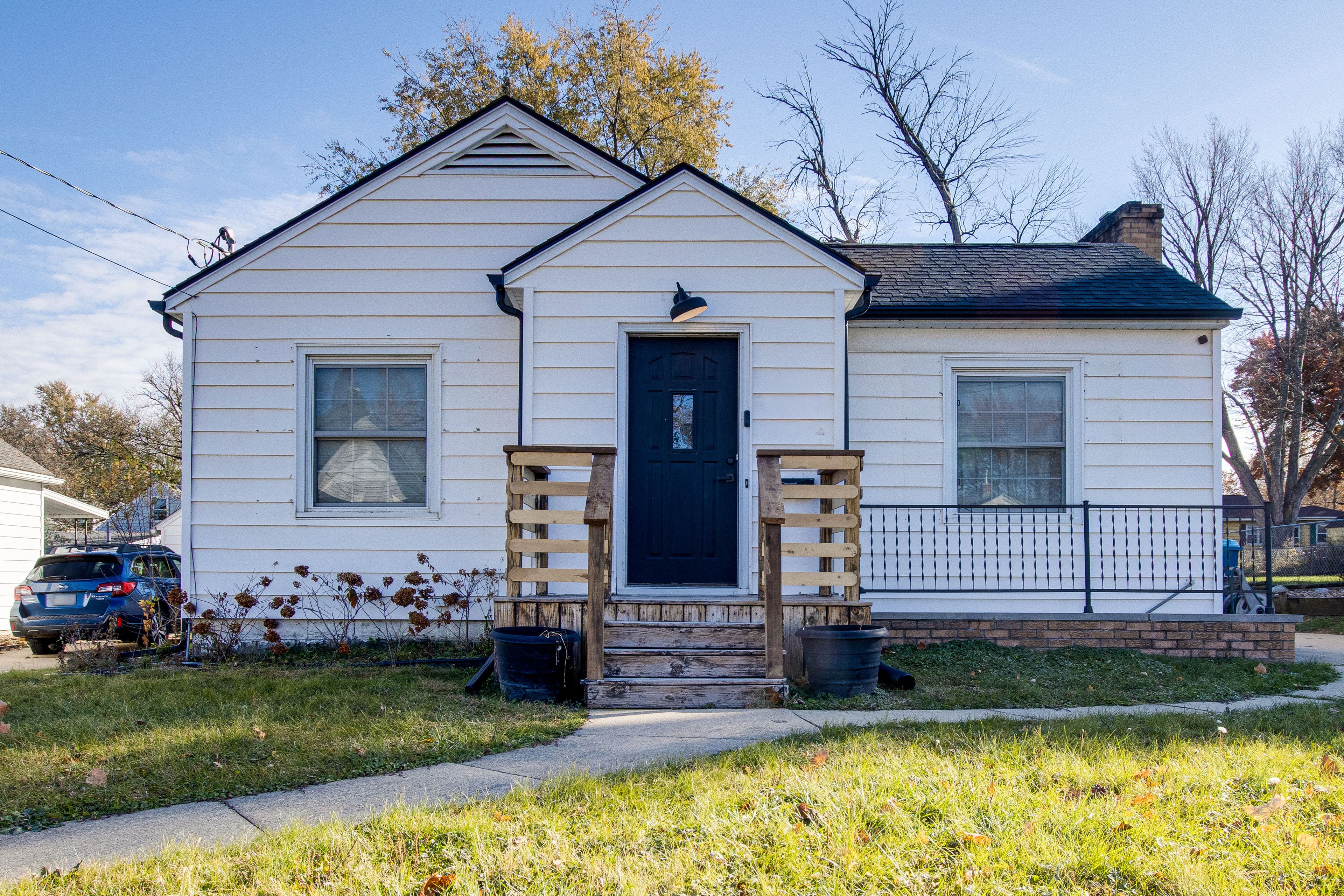 Exterior | Driveway (3 Vehicles)