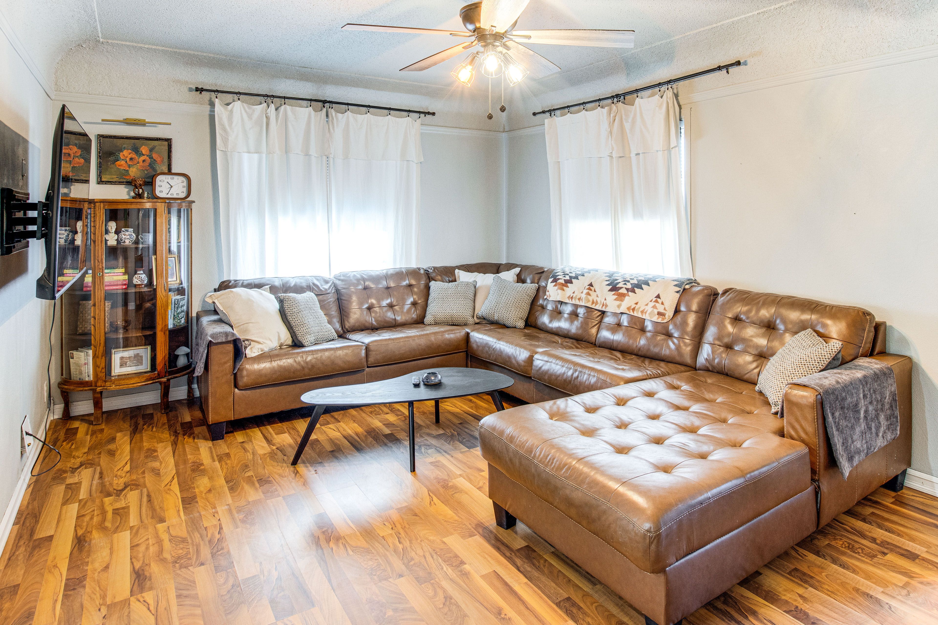 Living Room | Free WiFi | Central Heating & A/C | Smart TV