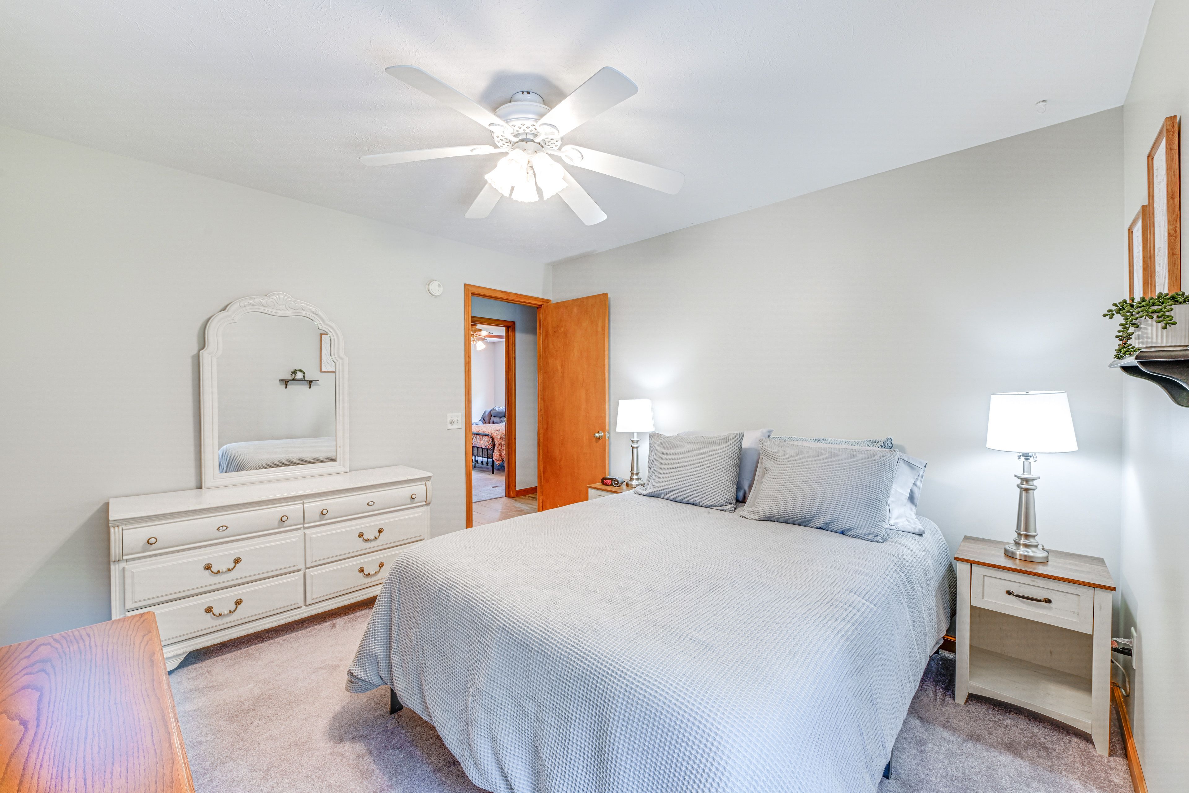 Bedroom 2 | Queen Bed