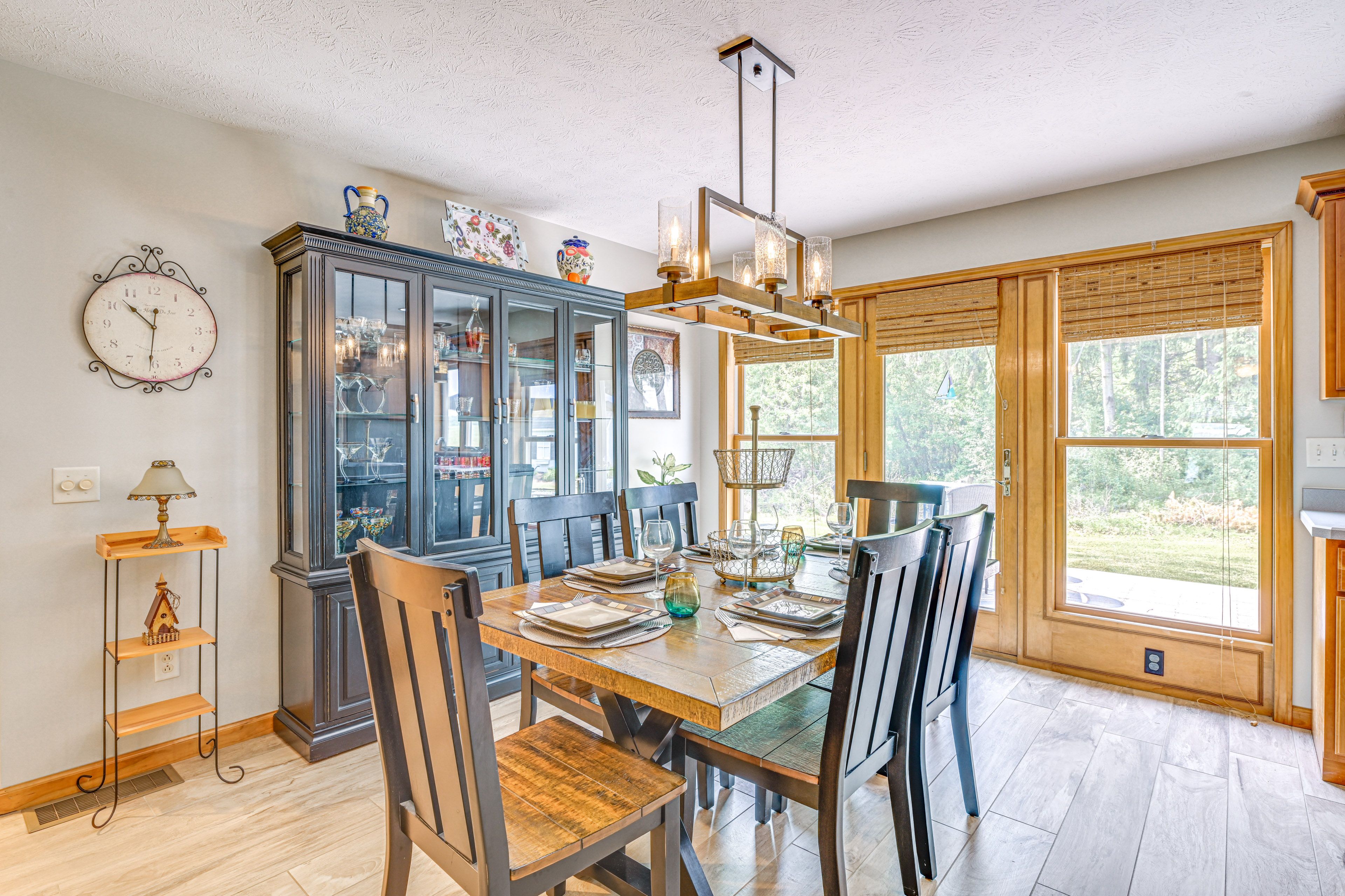 Dining Area | Dishware/Flatware Provided