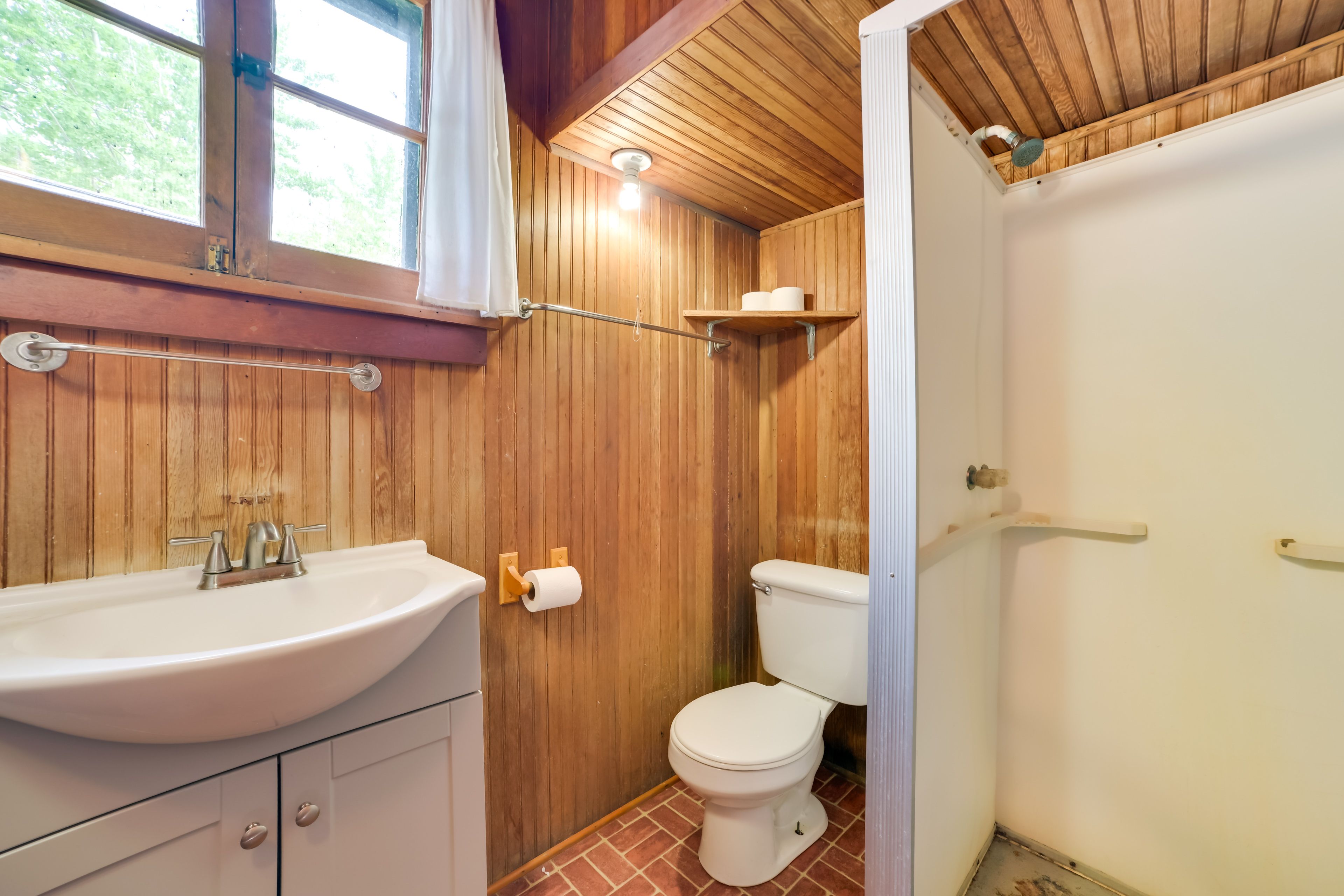 Full Bathroom | Complimentary Toiletries