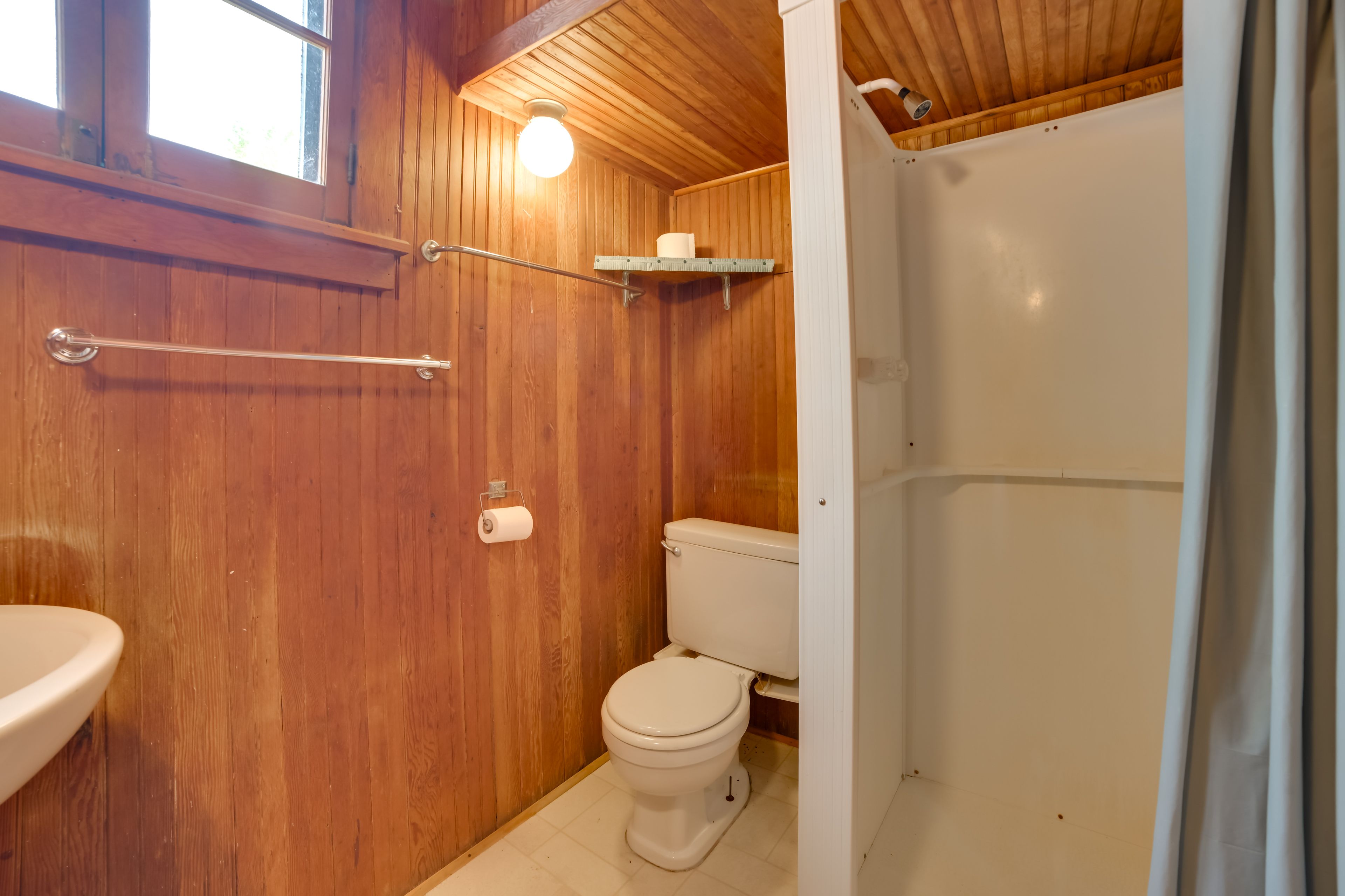 Full Bathroom | Complimentary Toiletries