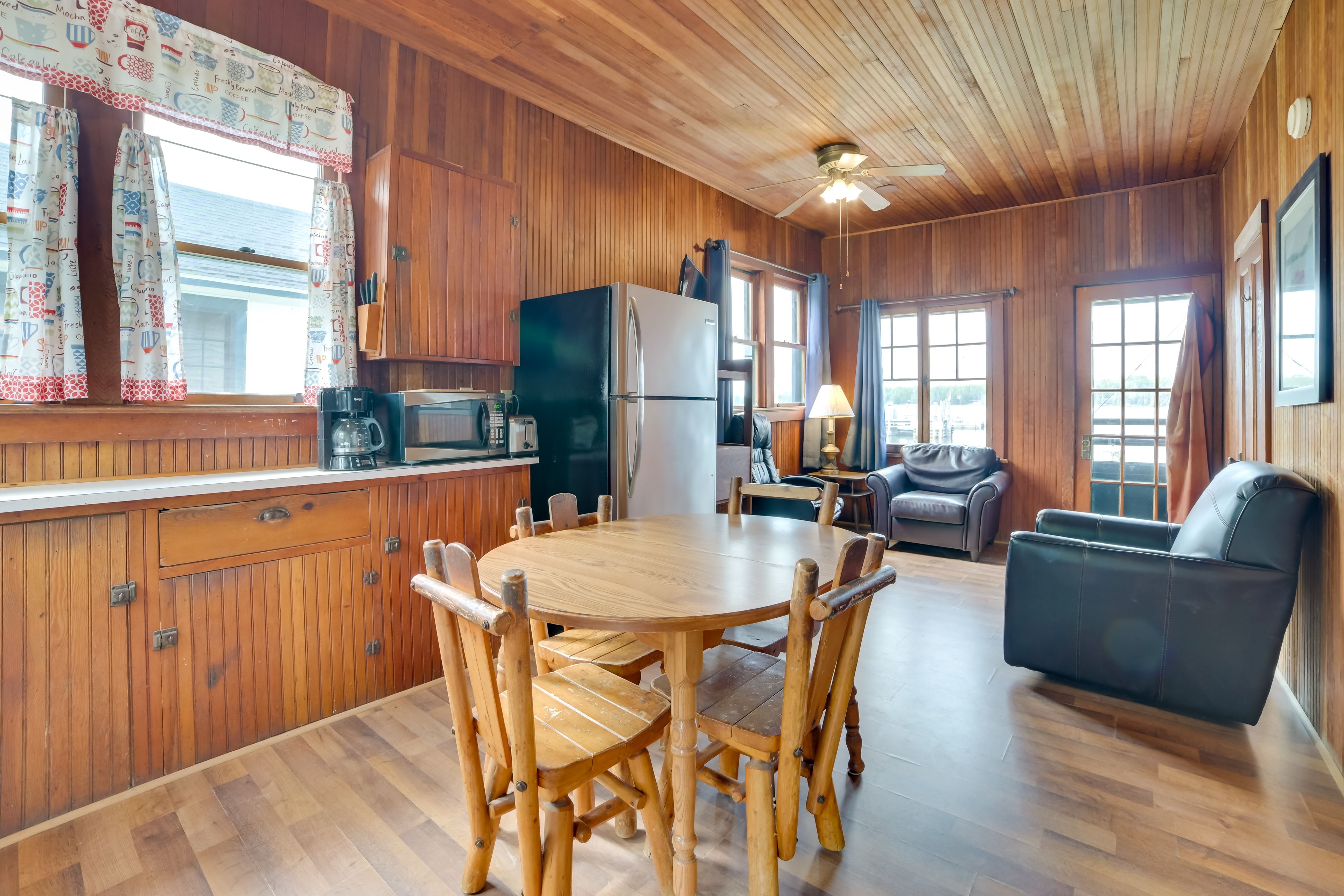 Living Space | Free WiFi | Central Heating | Smart TV