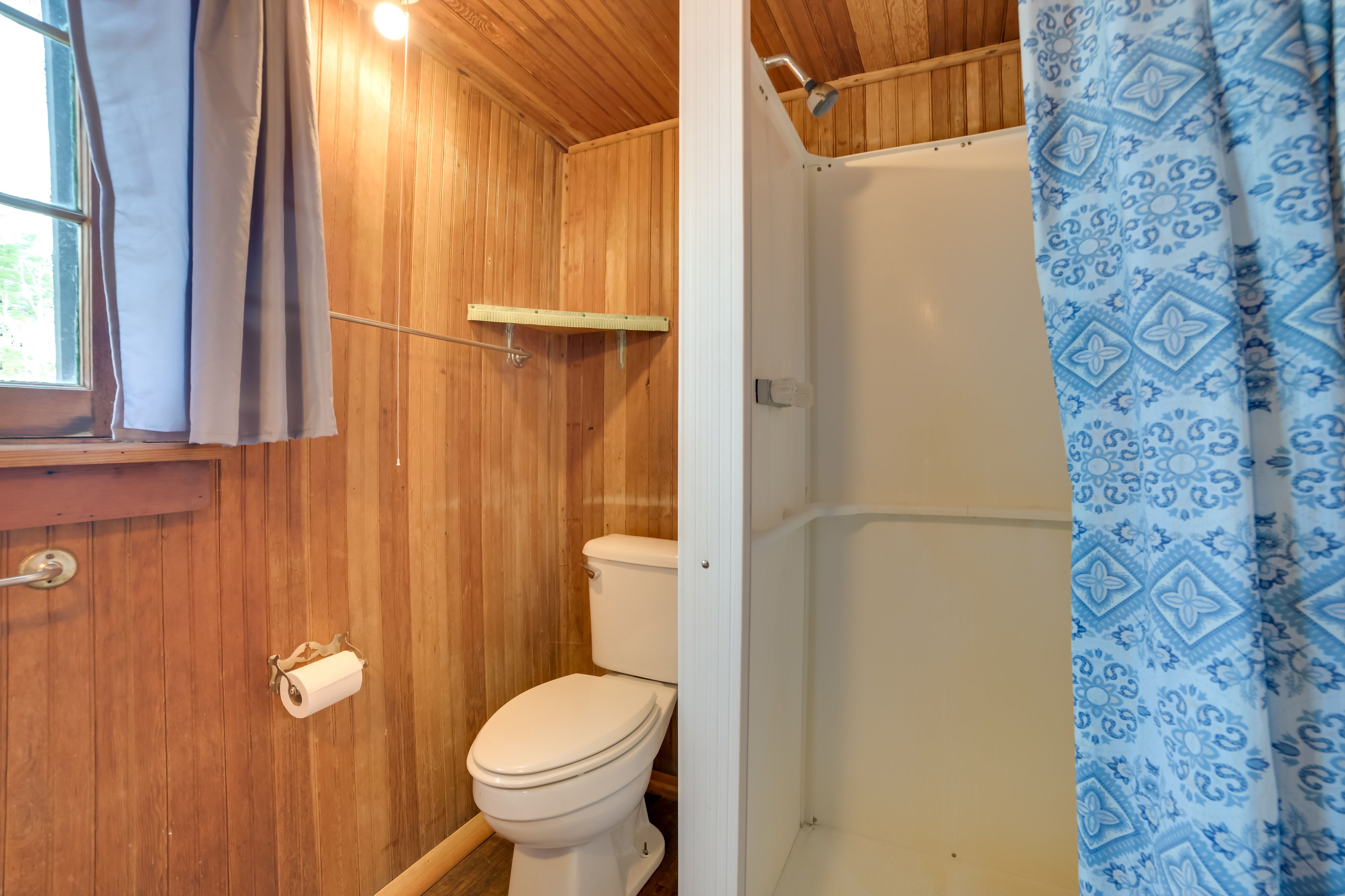 Full Bathroom | Complimentary Toiletries