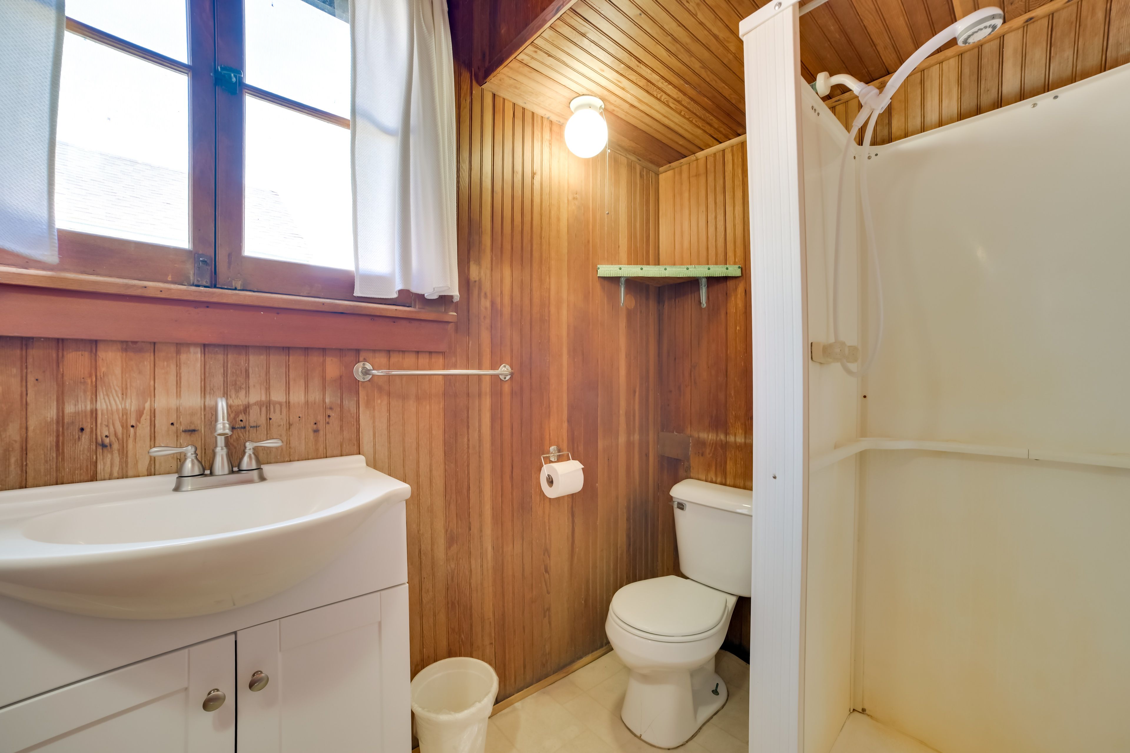 Full Bathroom | Complimentary Toiletries