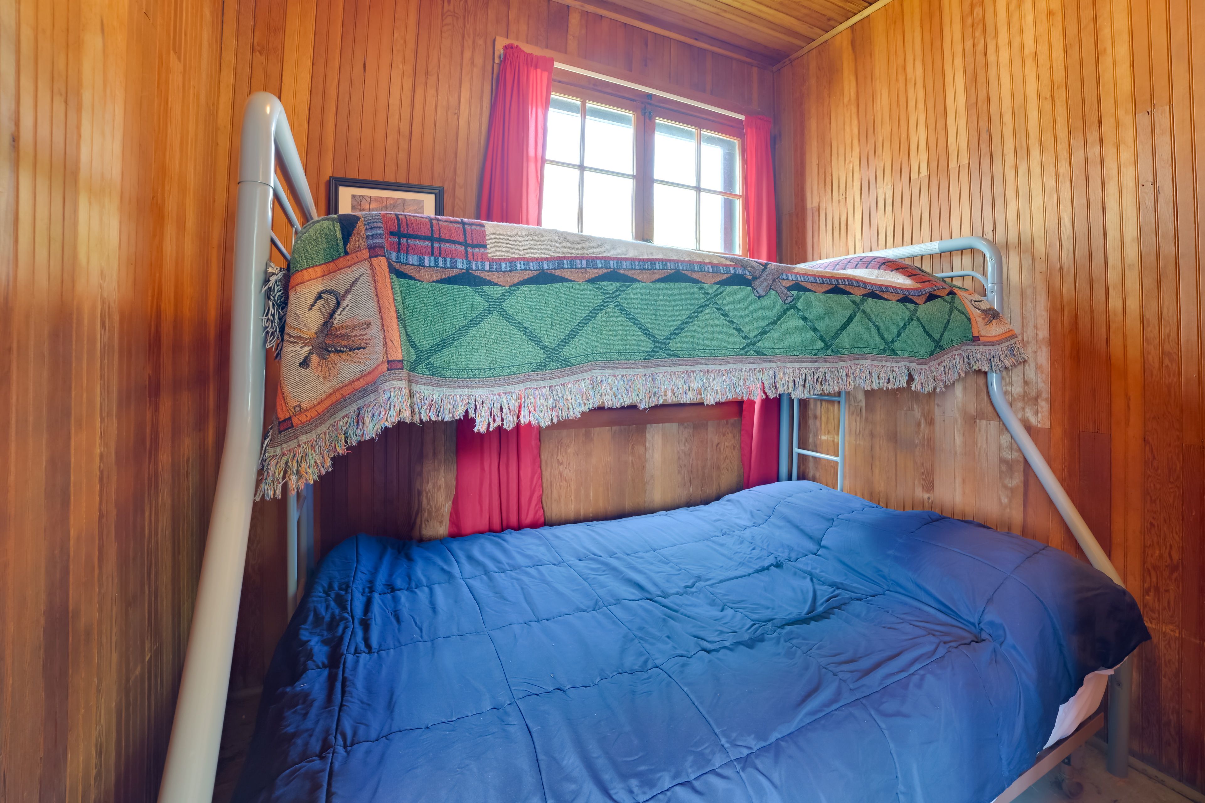 Bedroom 2 | Twin/Full Bunk Bed