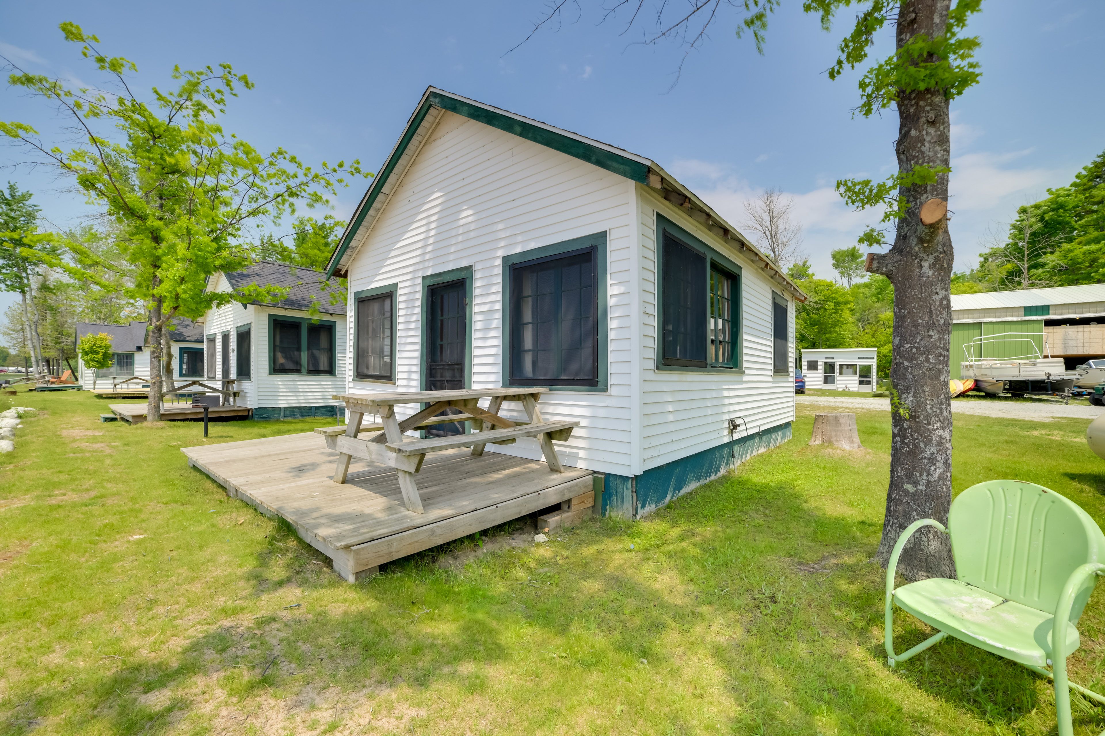 Cabin Exterior | Deck | Picnic Table
