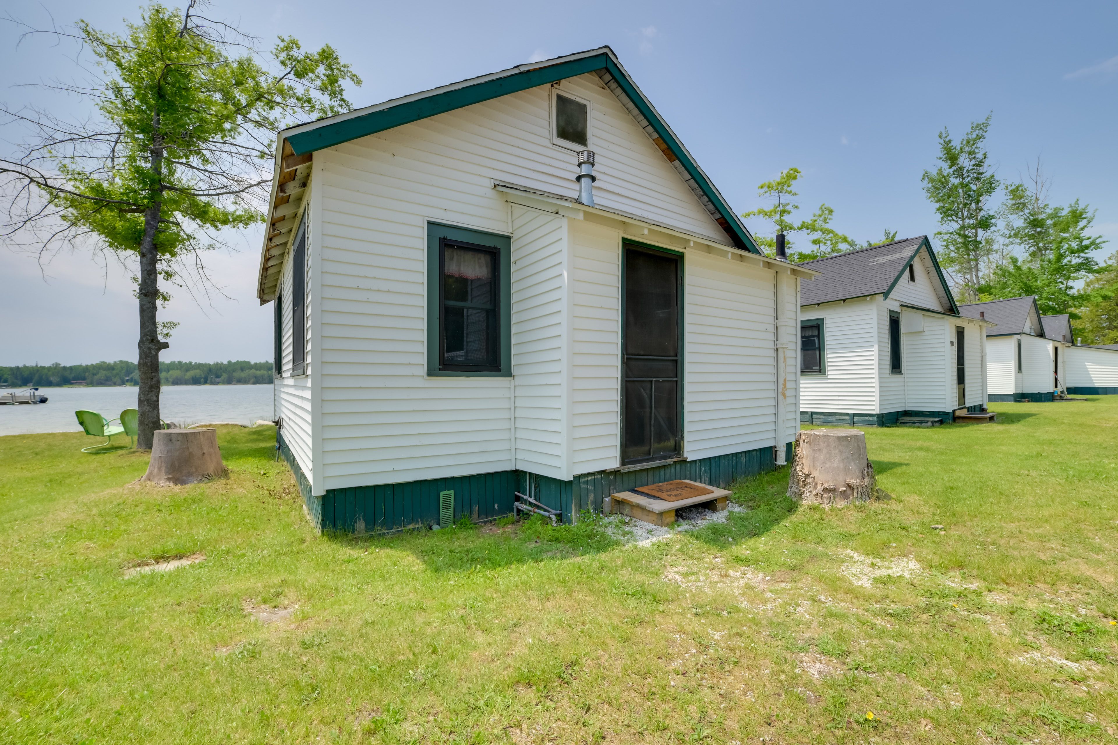 Cabin Exterior | Parking | Driveway (2 Vehicles) | Boat Trailer Parking