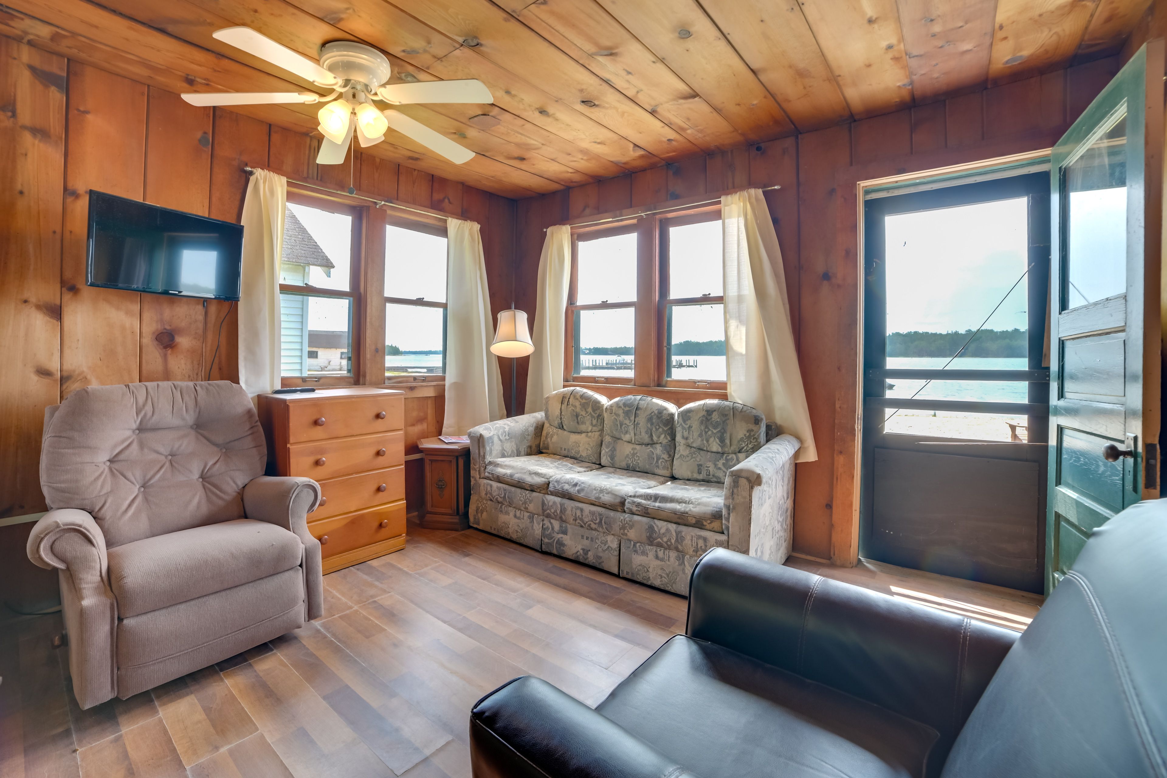 Living Room | Smart TV | Free WiFi | Central Heating
