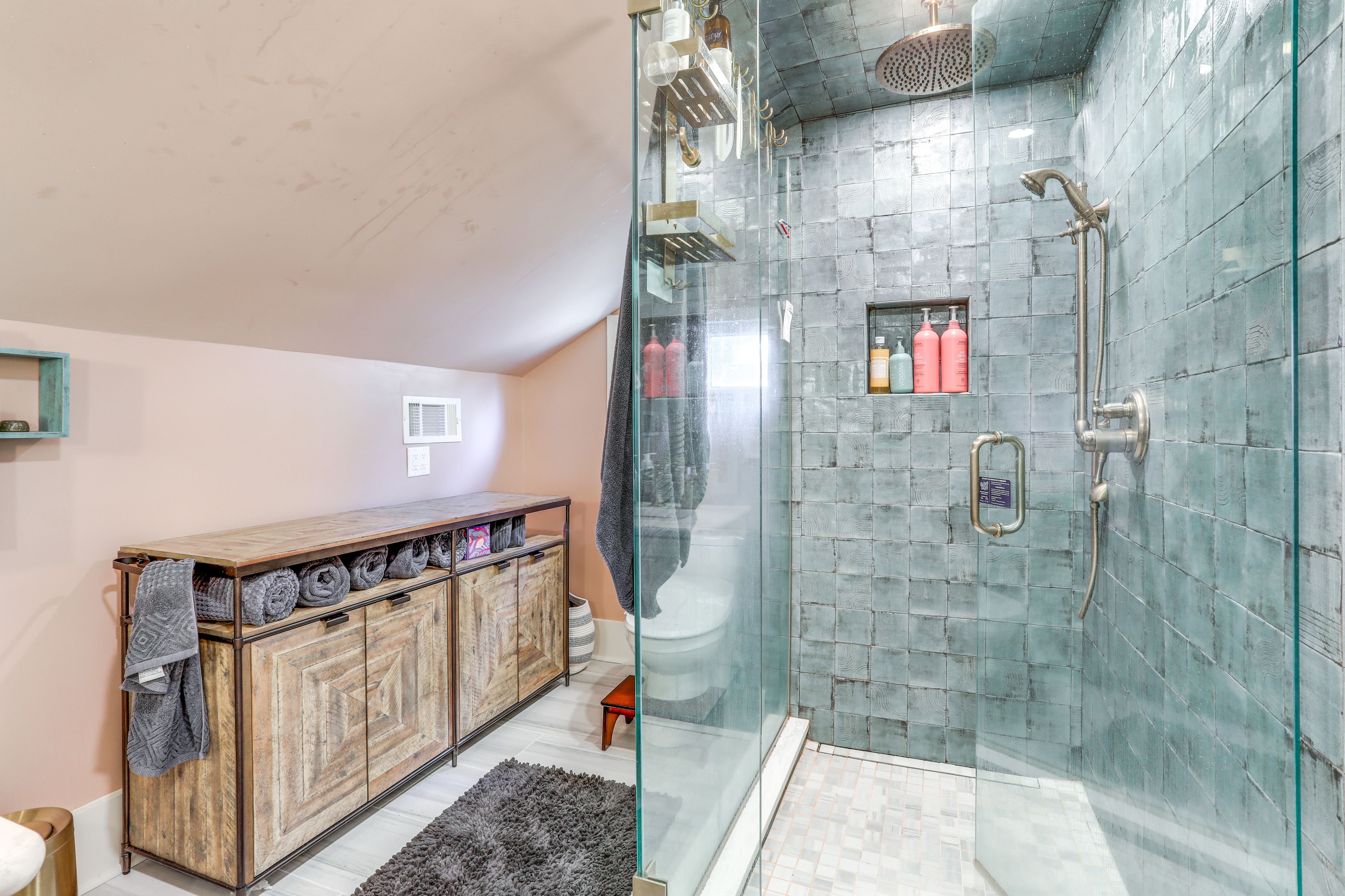 Full Bathroom | 2nd Floor
