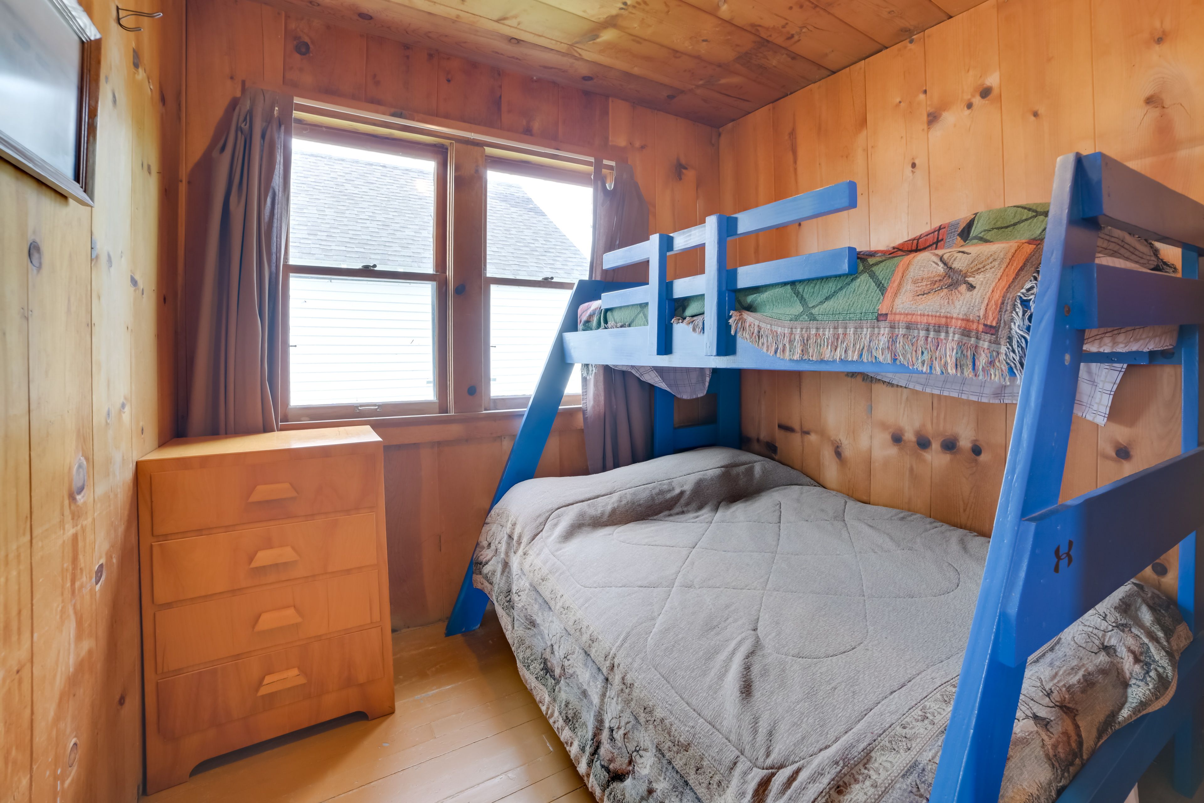 Bedroom 2 | Twin/Full Bunk Bed
