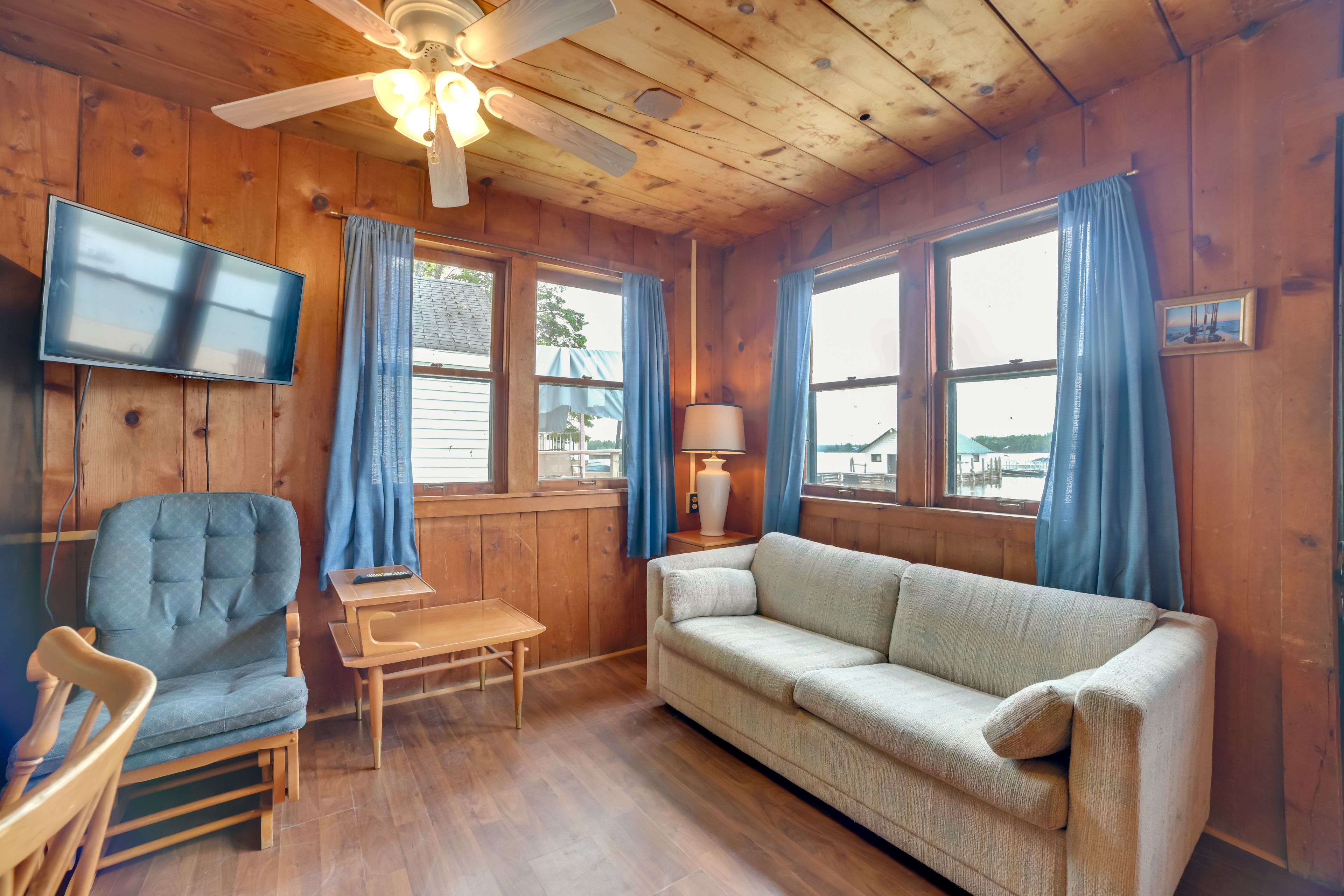Living Room | Smart TV | Free WiFi