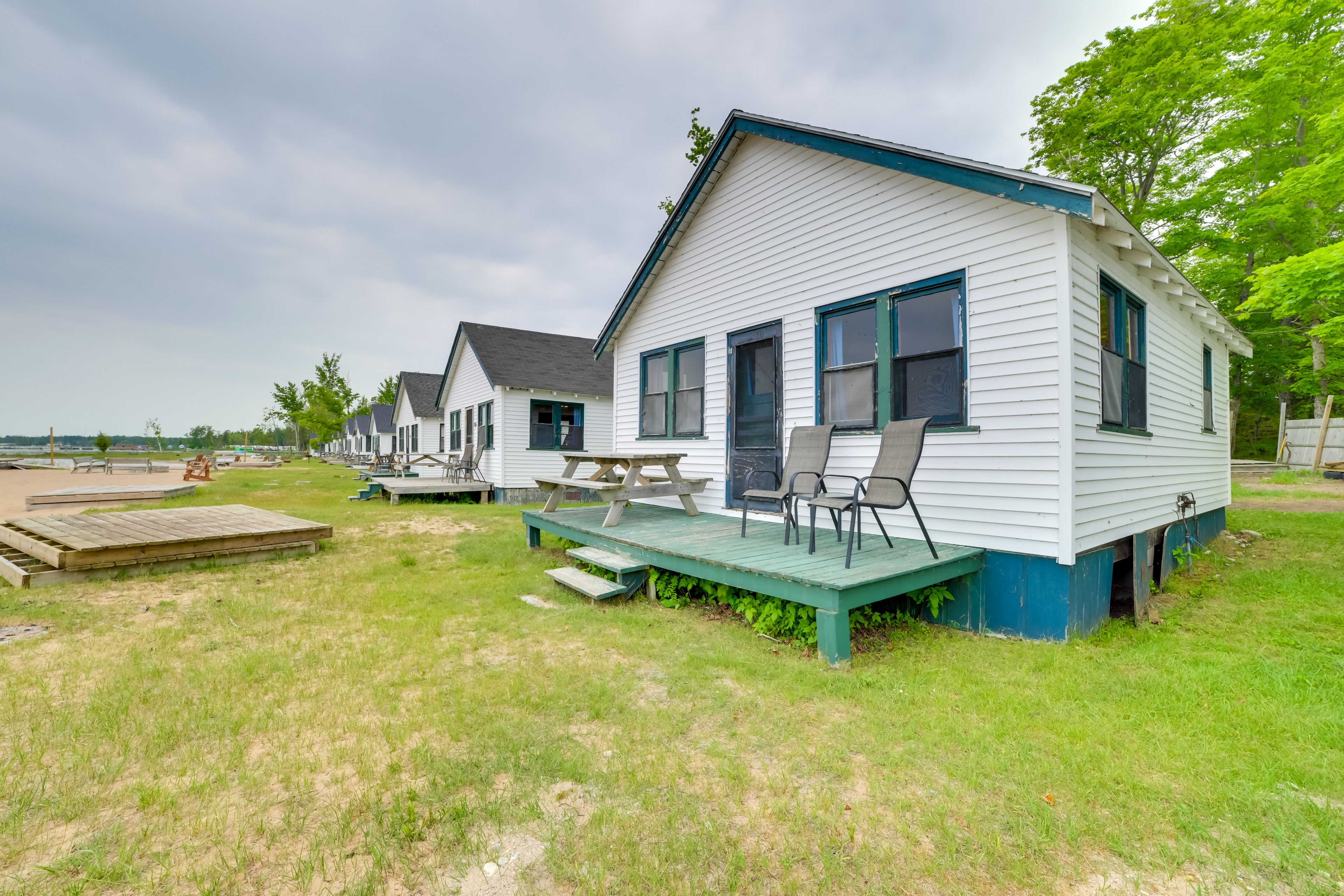 Cabin Exterior | Deck | Picnic Table