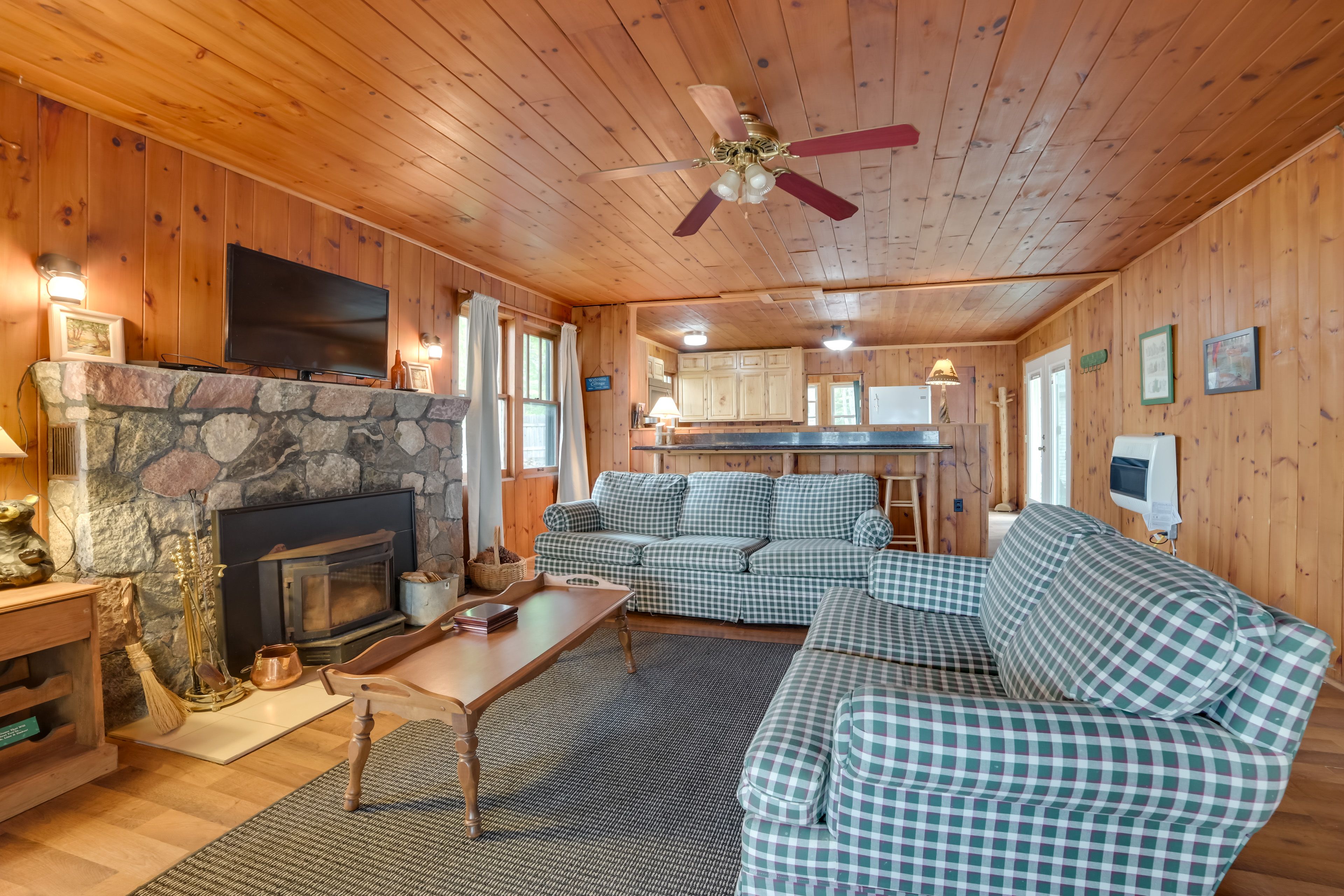 Living Room | Free WiFi | Fireplace