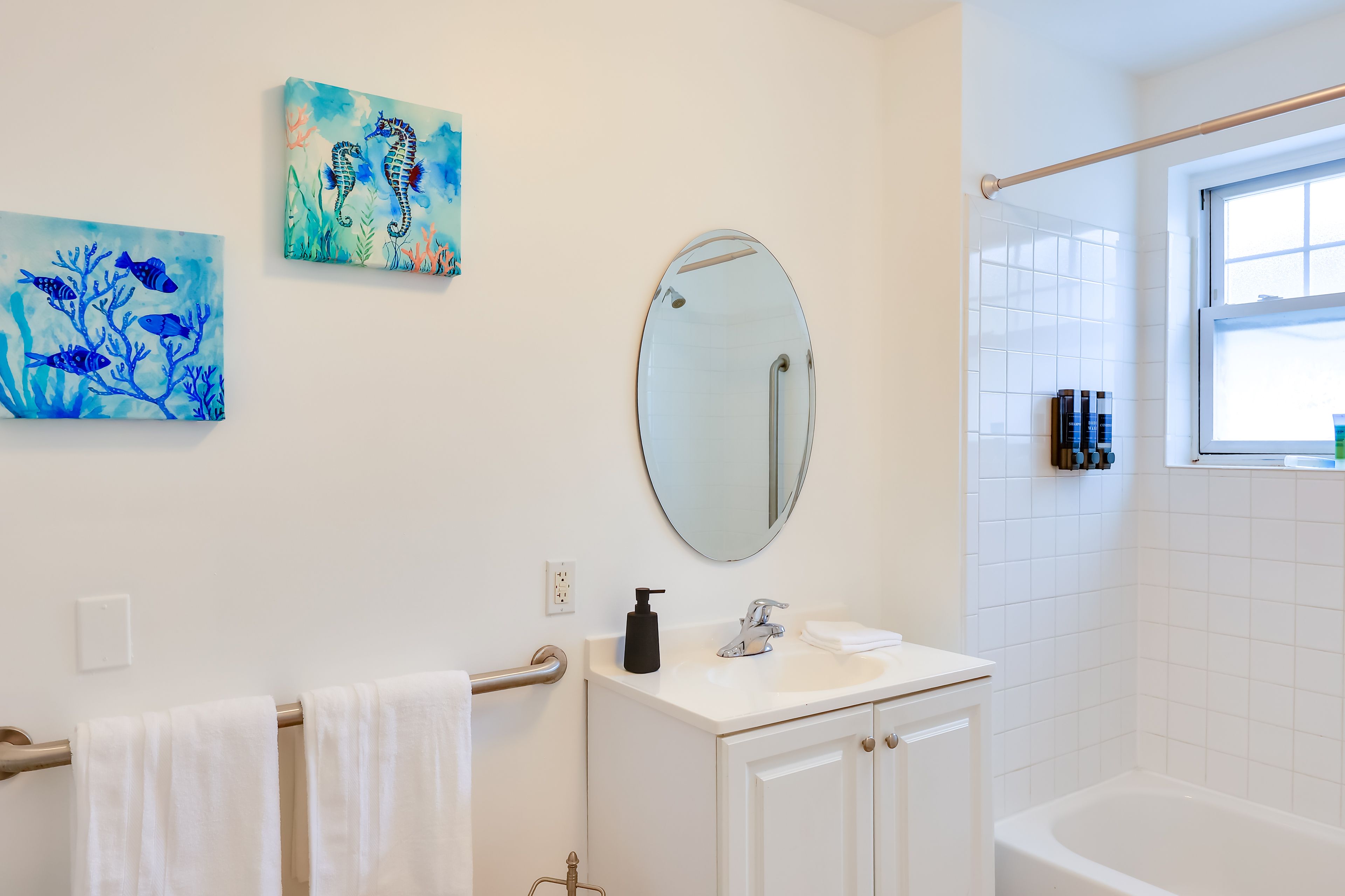 Full Bathroom | Towels Provided