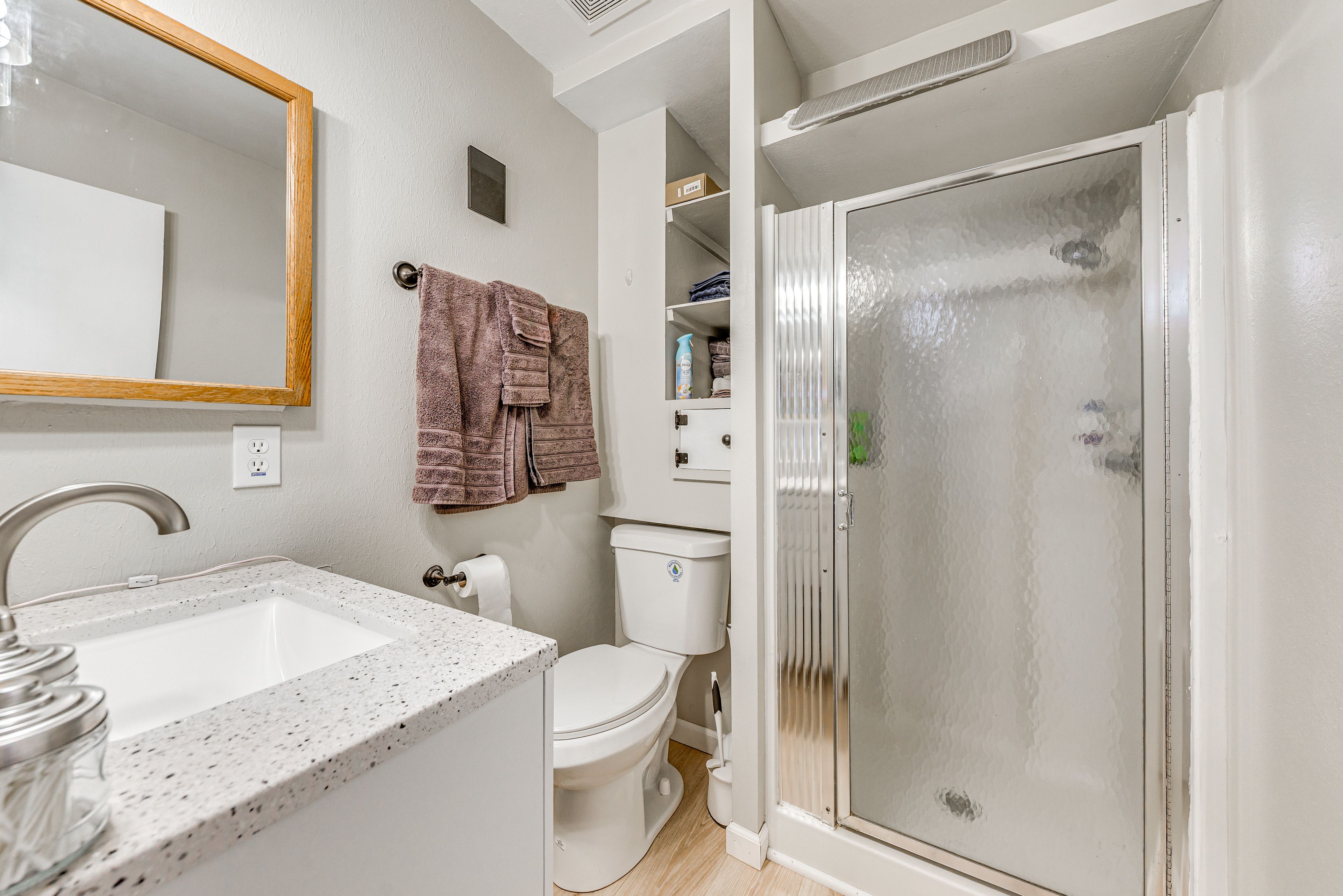 Full Bathroom | 1st Floor | Towels Provided