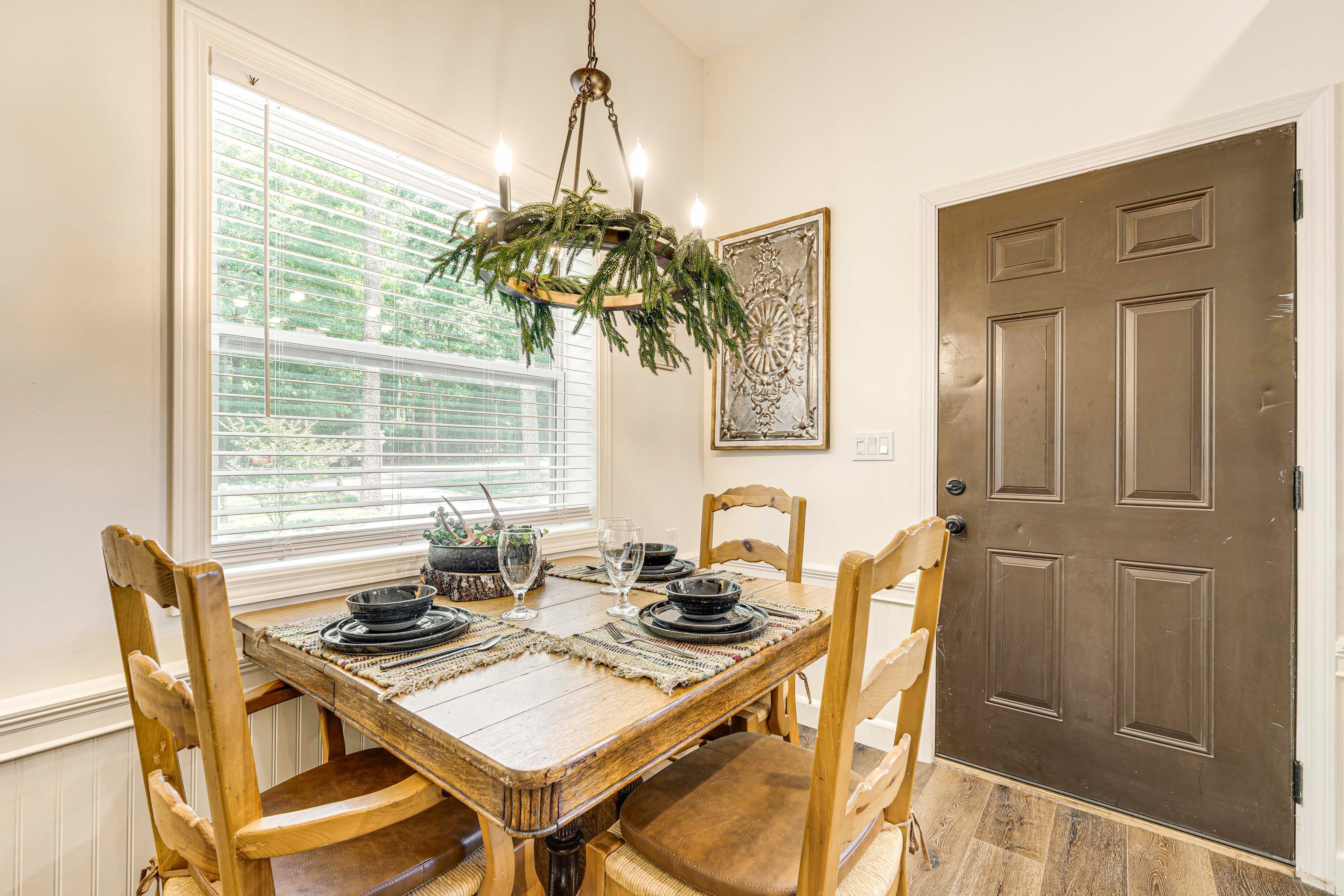 Dining Area | Dishware & Flatware Provided