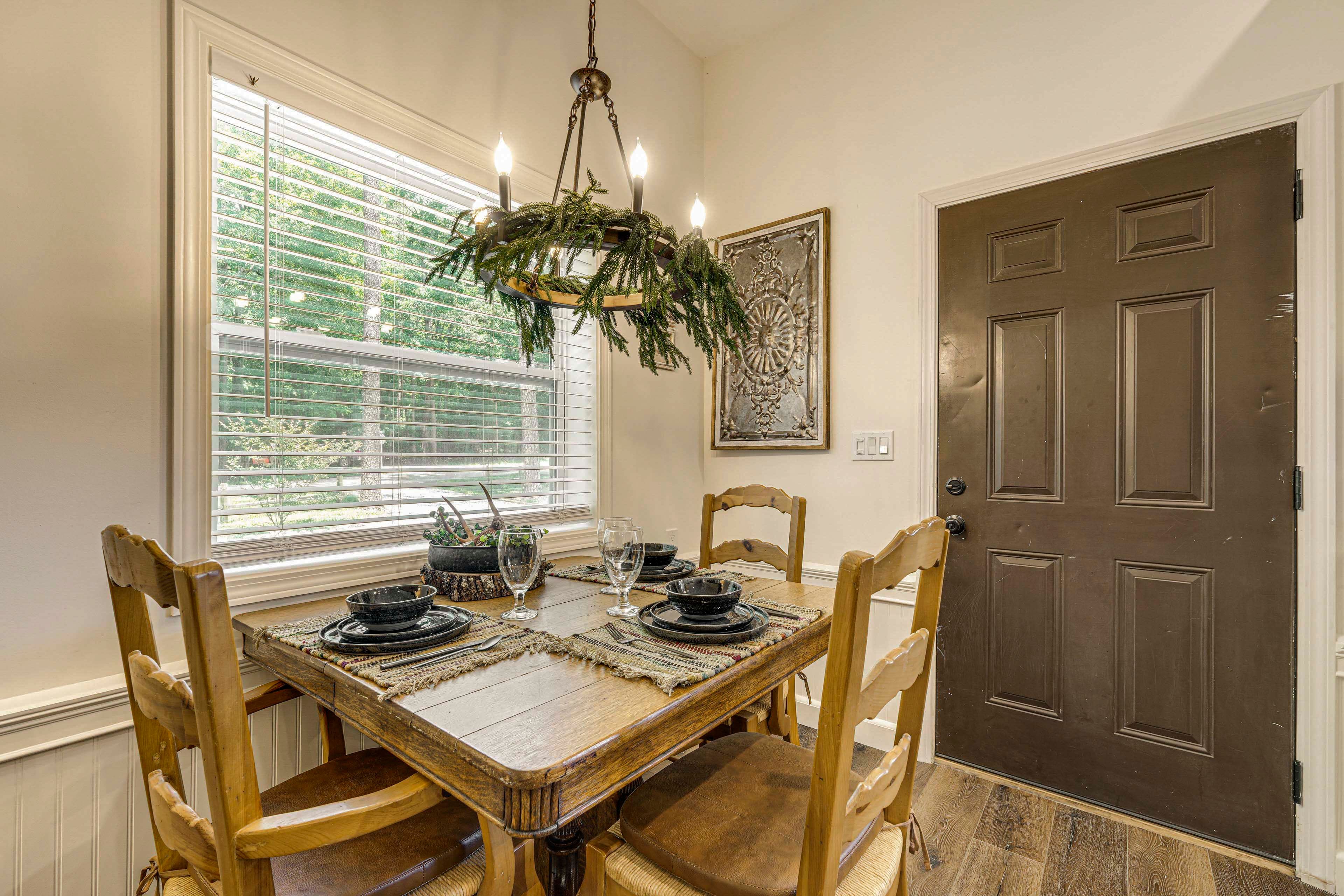 Dining Area | Dishware & Flatware Provided