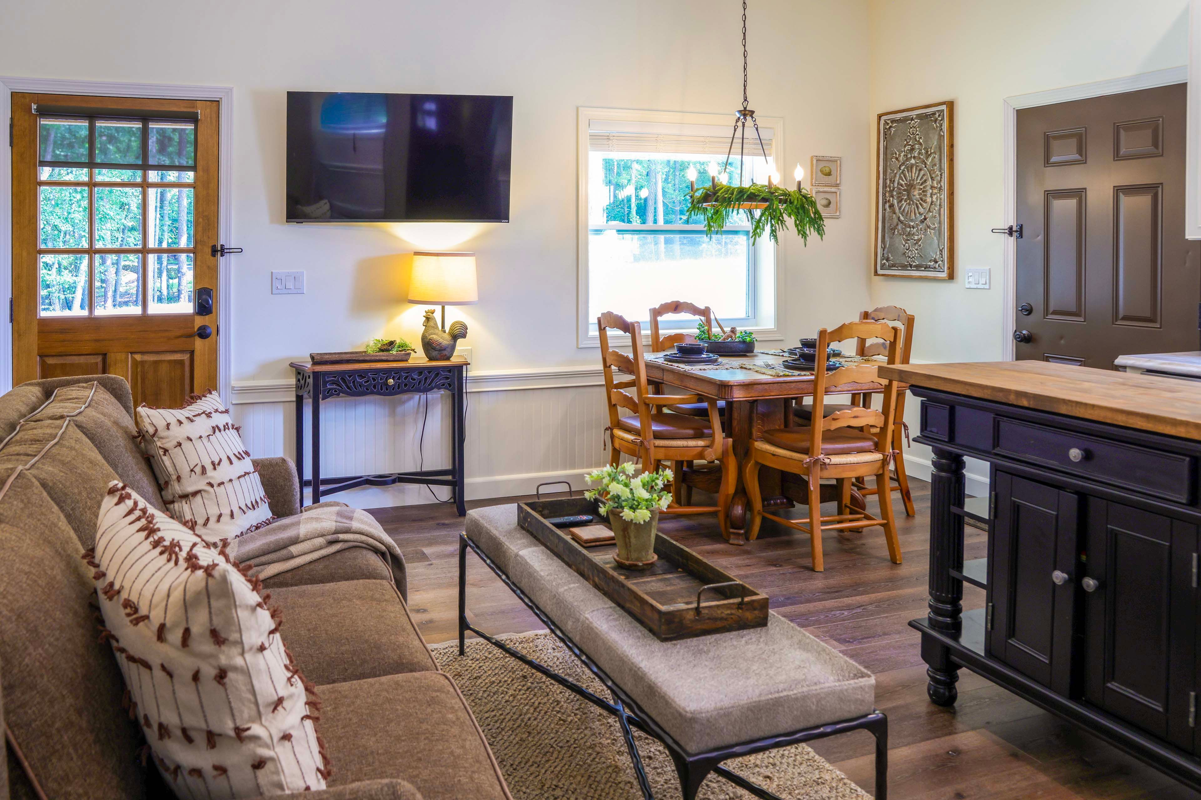 Living Room | Free WiFi | Smart TV | Central A/C