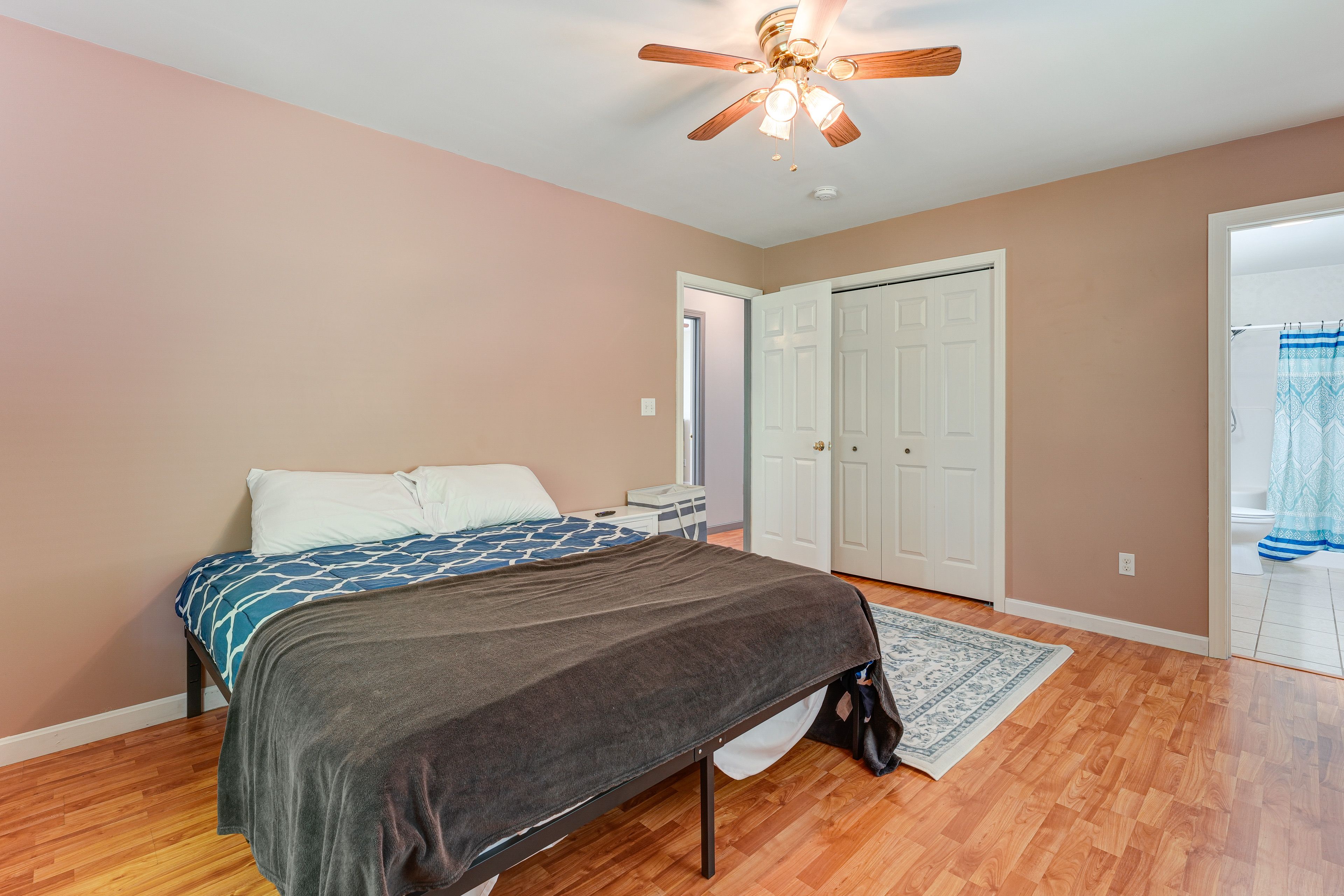 Bedroom 1 | Queen Bed | En-Suite Bathroom