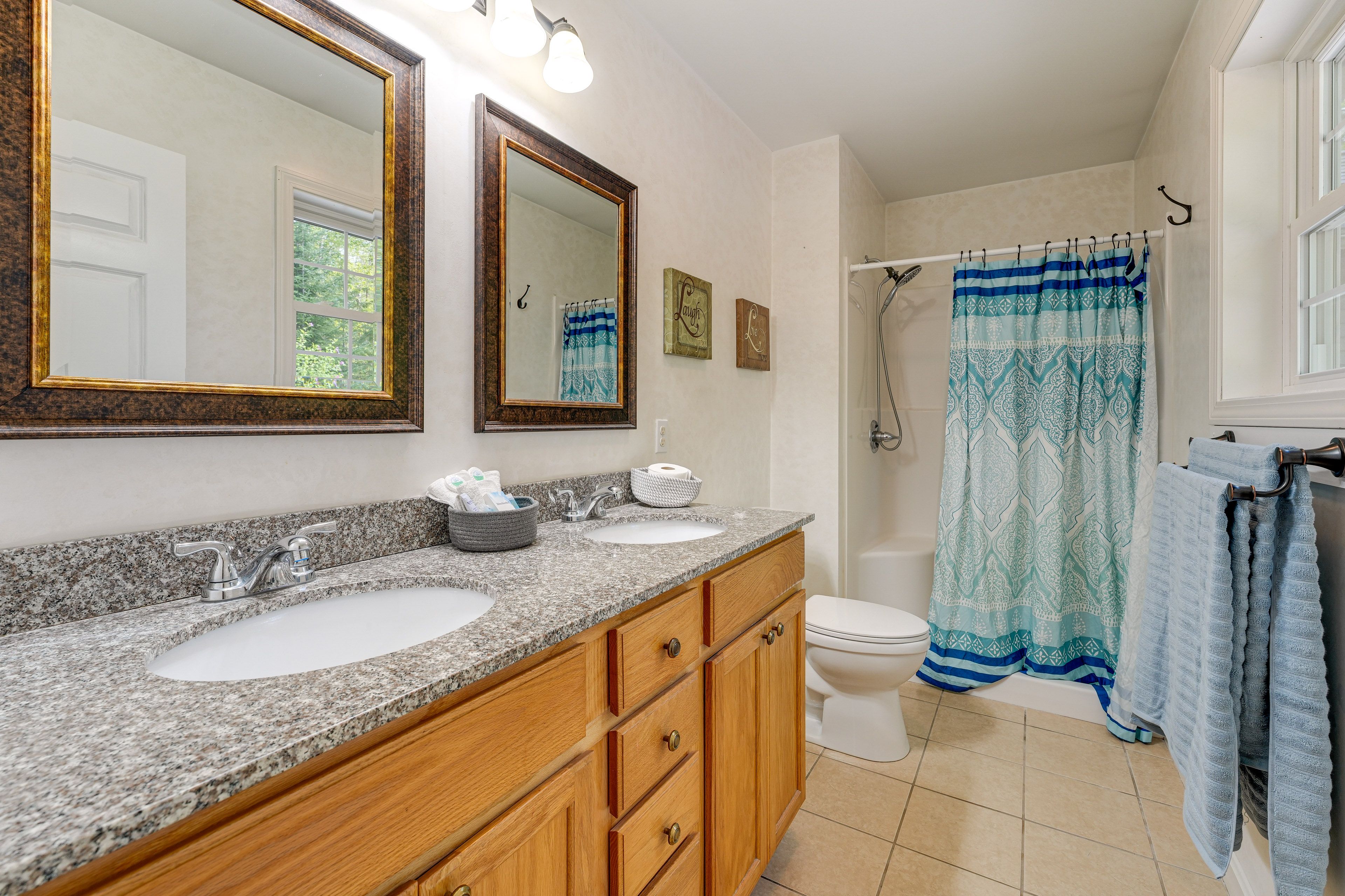 Full Bathroom | Towels Provided