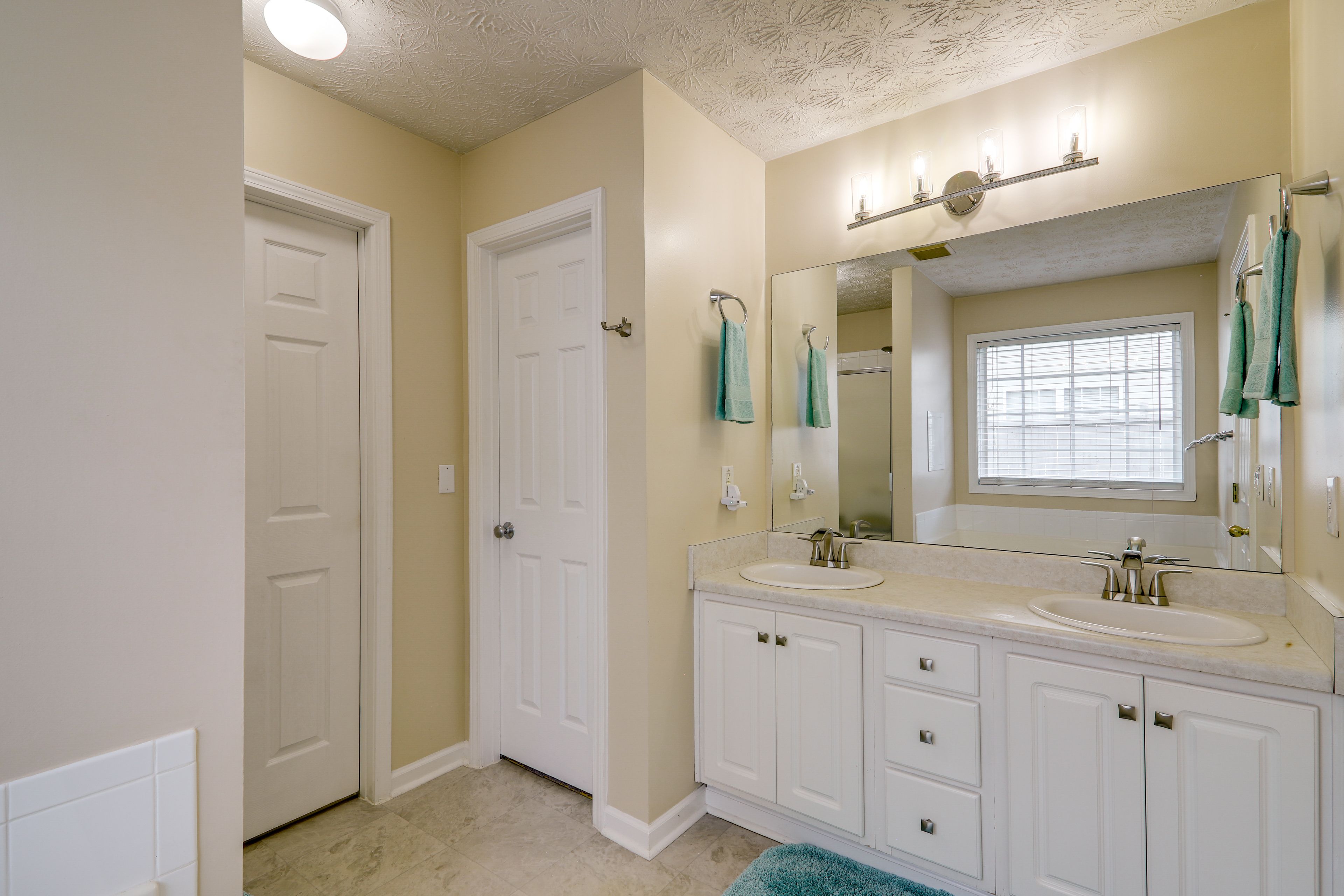 Full Bathroom | Towels Provided