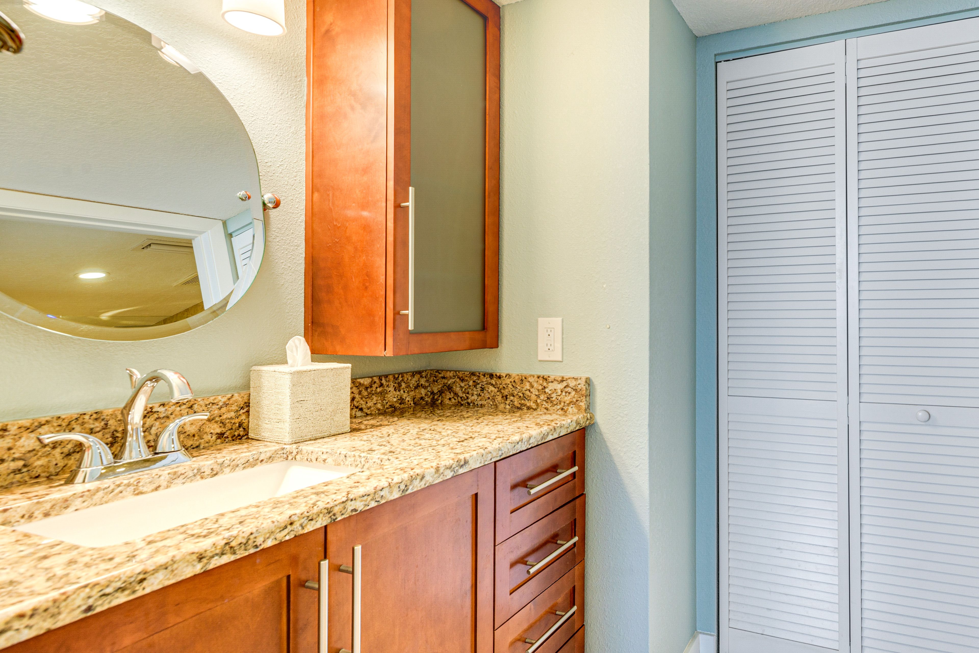 Full Bathroom | Complimentary Toiletries | Towels Provided