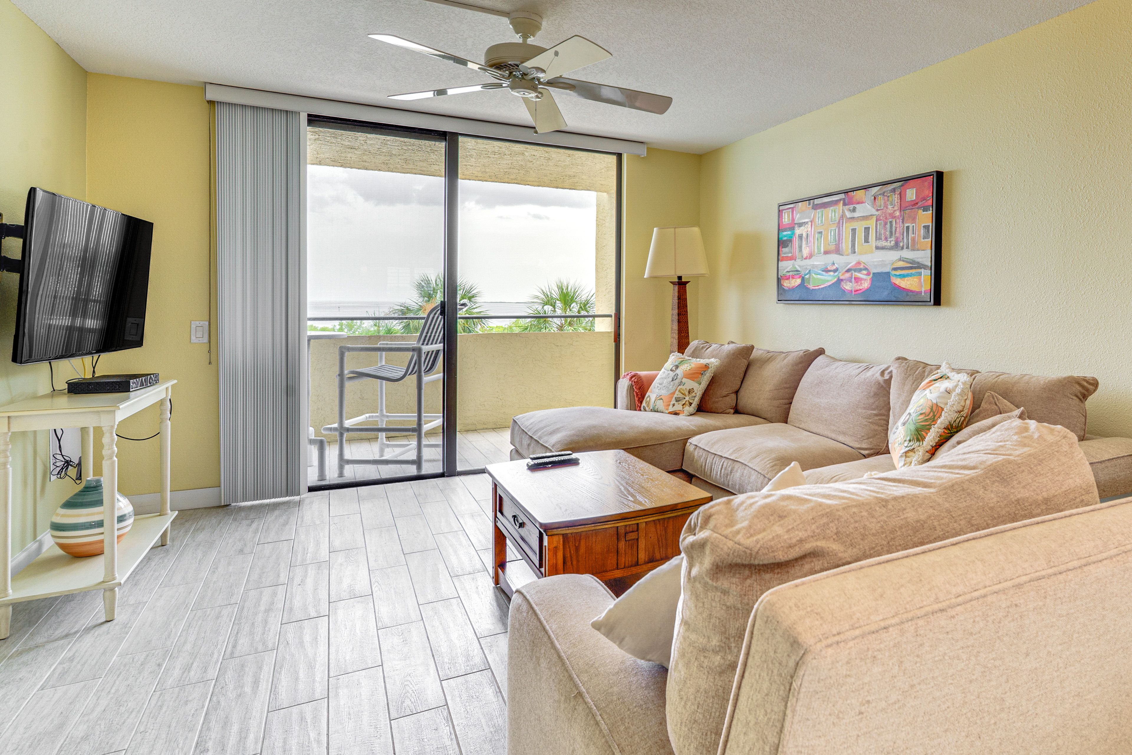 Living Room | Flat-Screen TV | Central Heating & A/C | Free WiFi