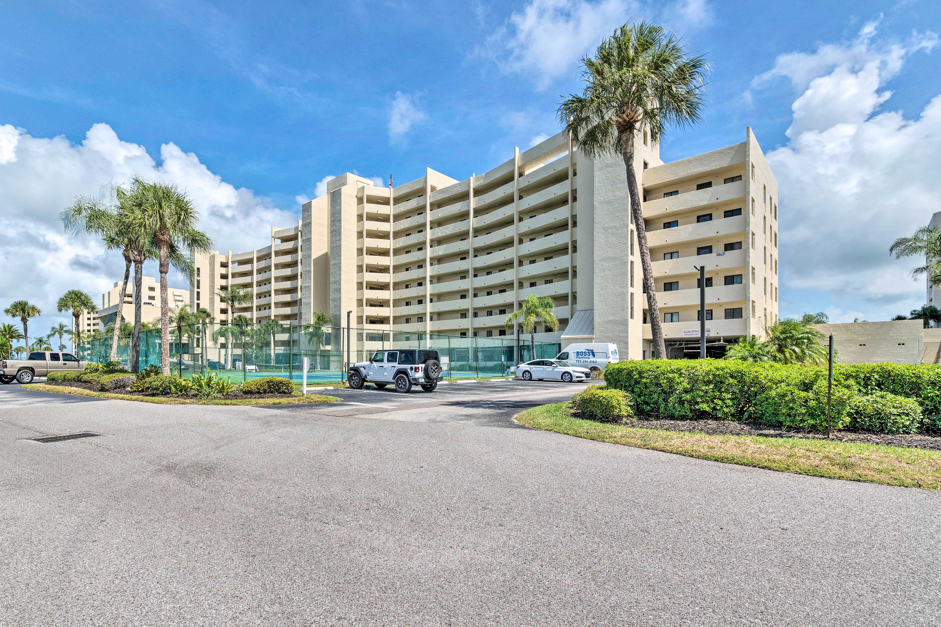 Parking | Parking Lot (First-Come, First-Served Basis)